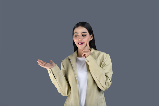 Mujer latina joven comunicando con seguridad y carisma, expresando sus ideas con confianza