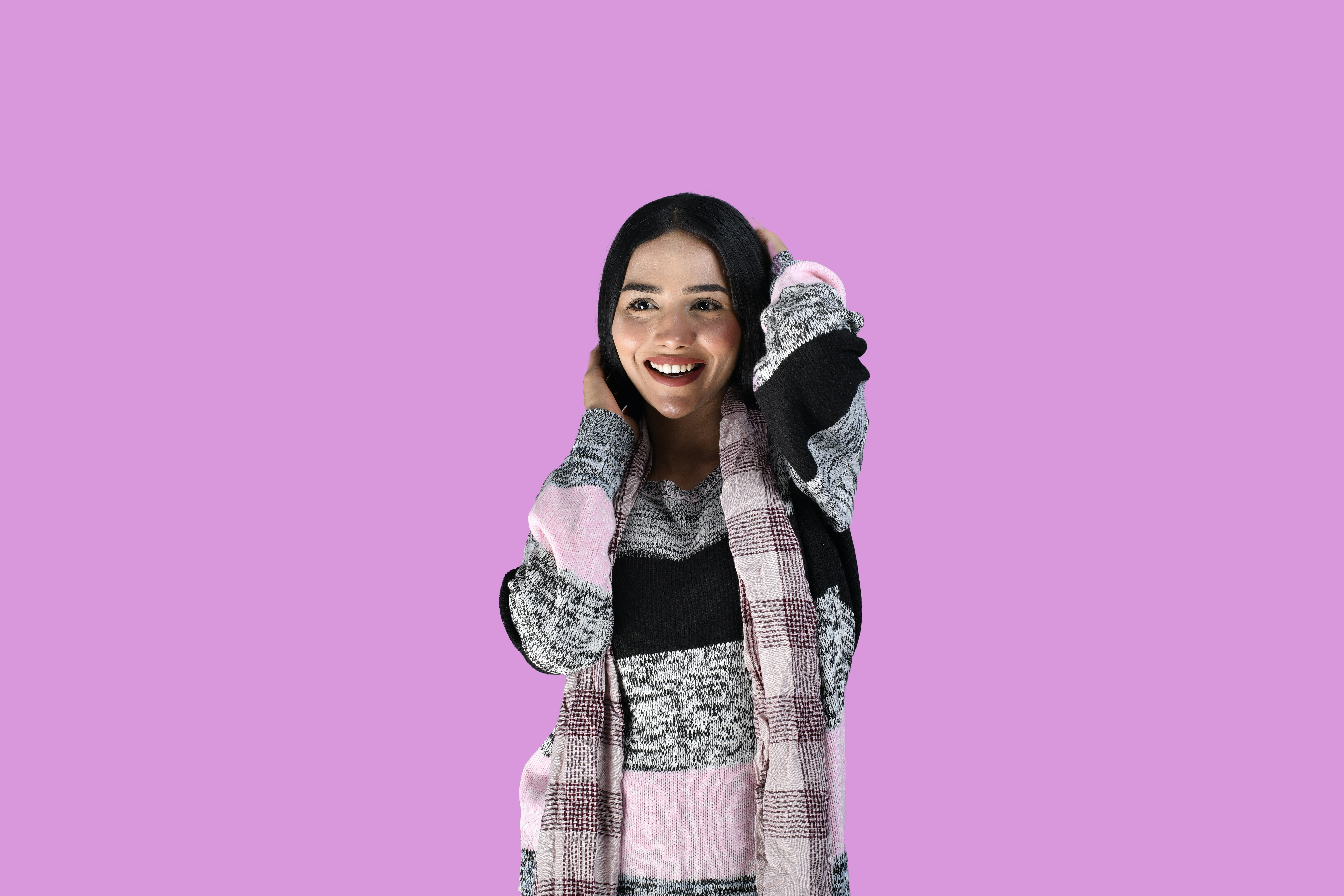 seseorang tersenyum dengan tangan disilangkan