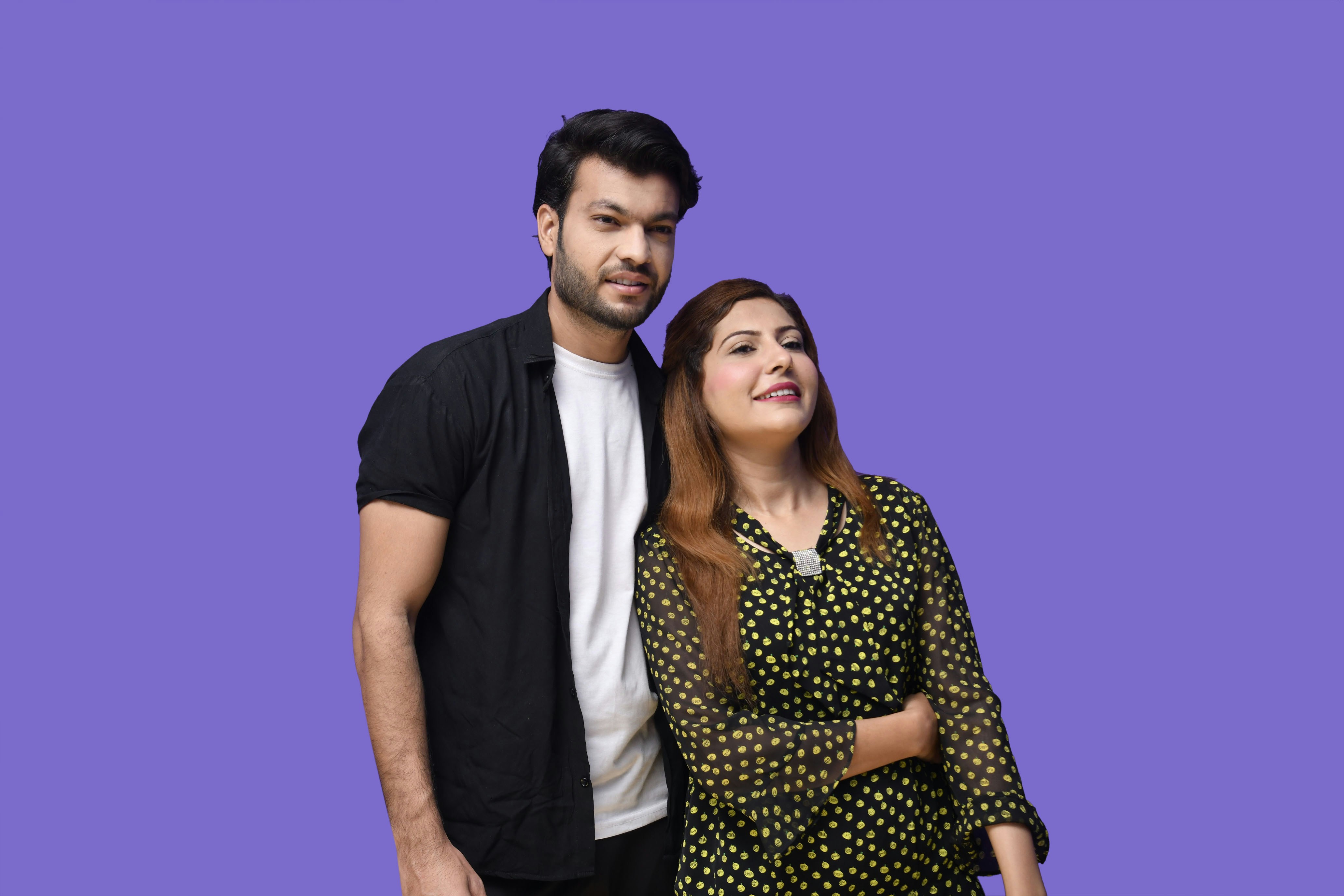 Ein Mann und eine Frau posieren für ein Foto