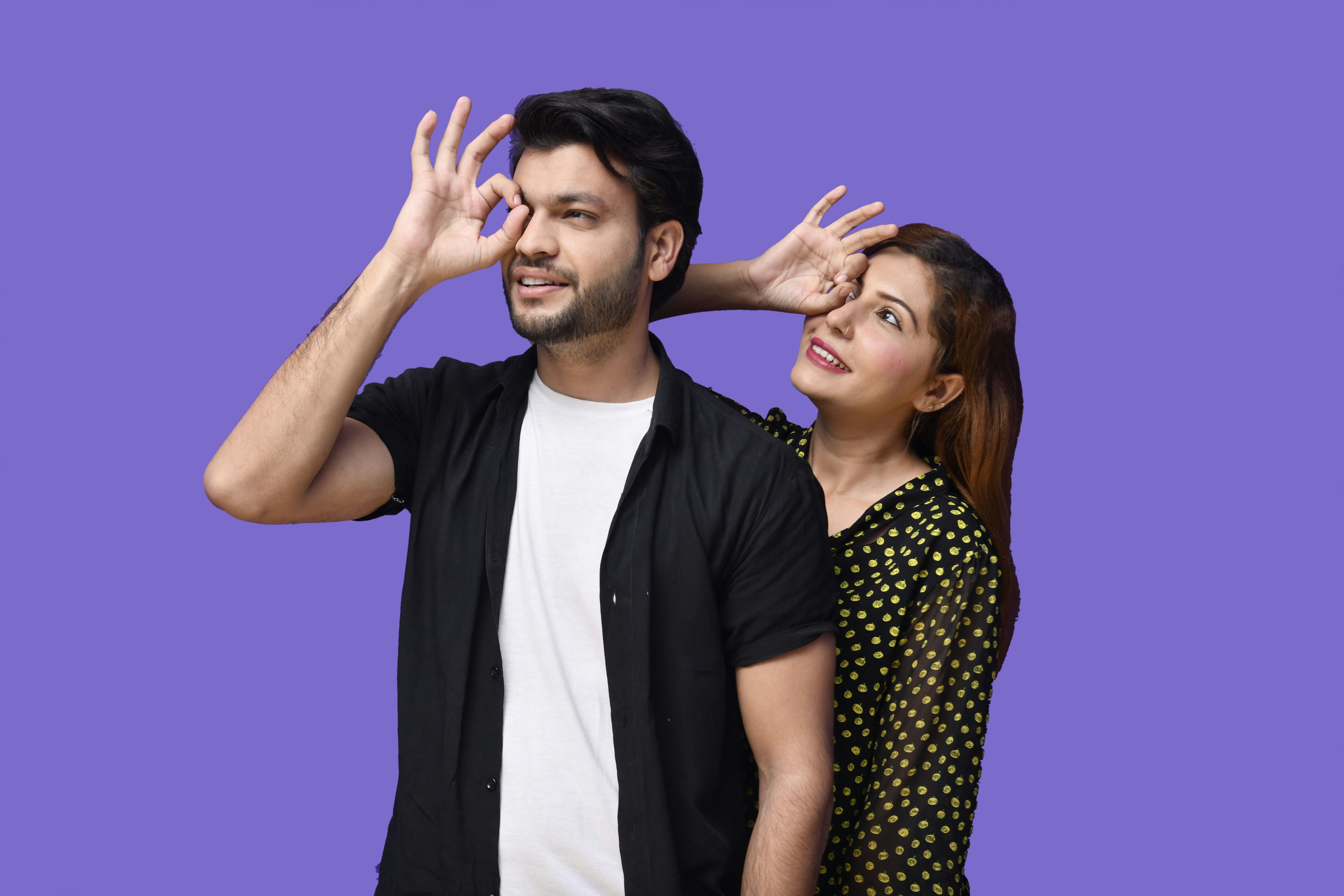 Ein Mann und eine Frau posieren für ein Foto