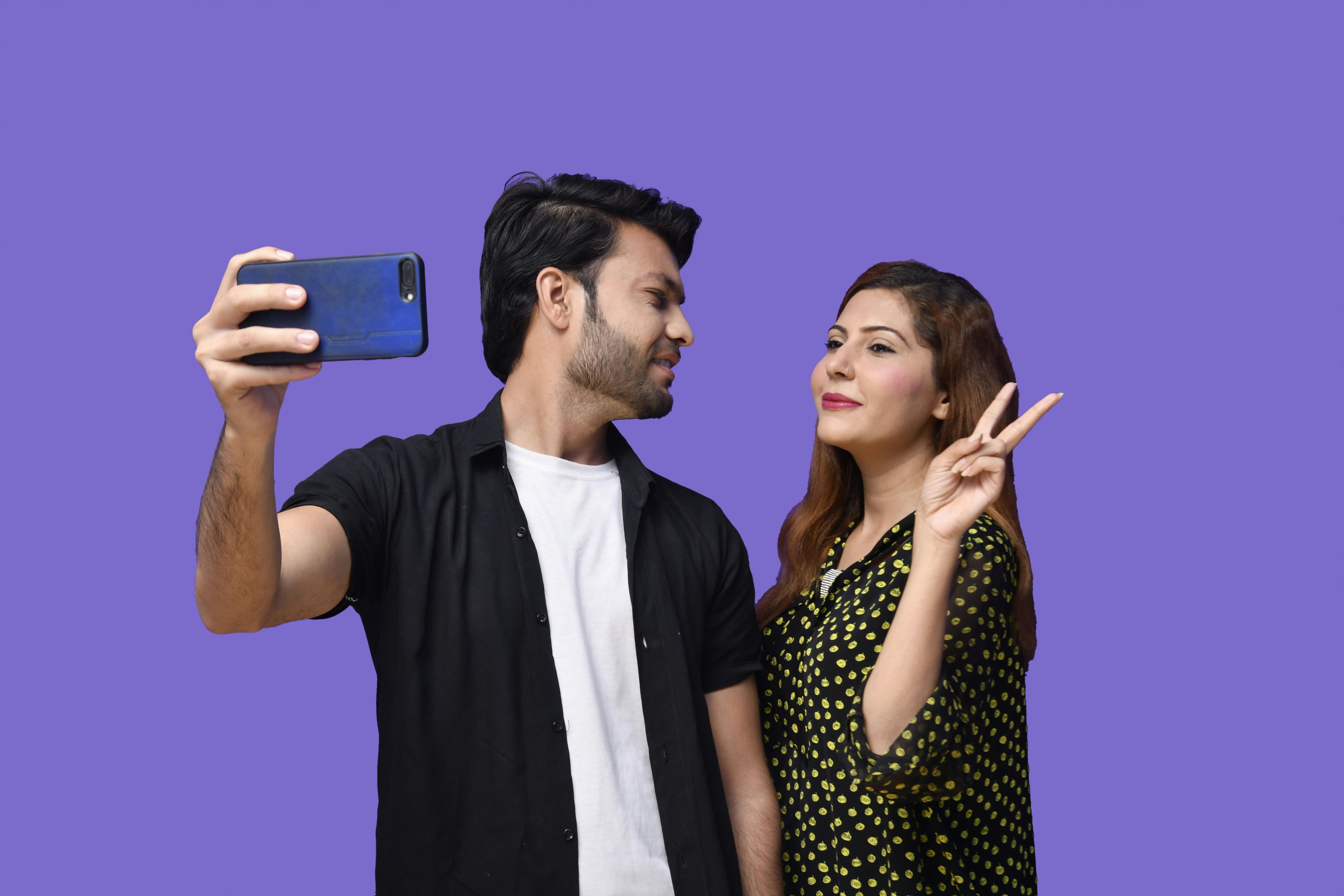 Ein Mann und eine Frau, die ein Telefon halten