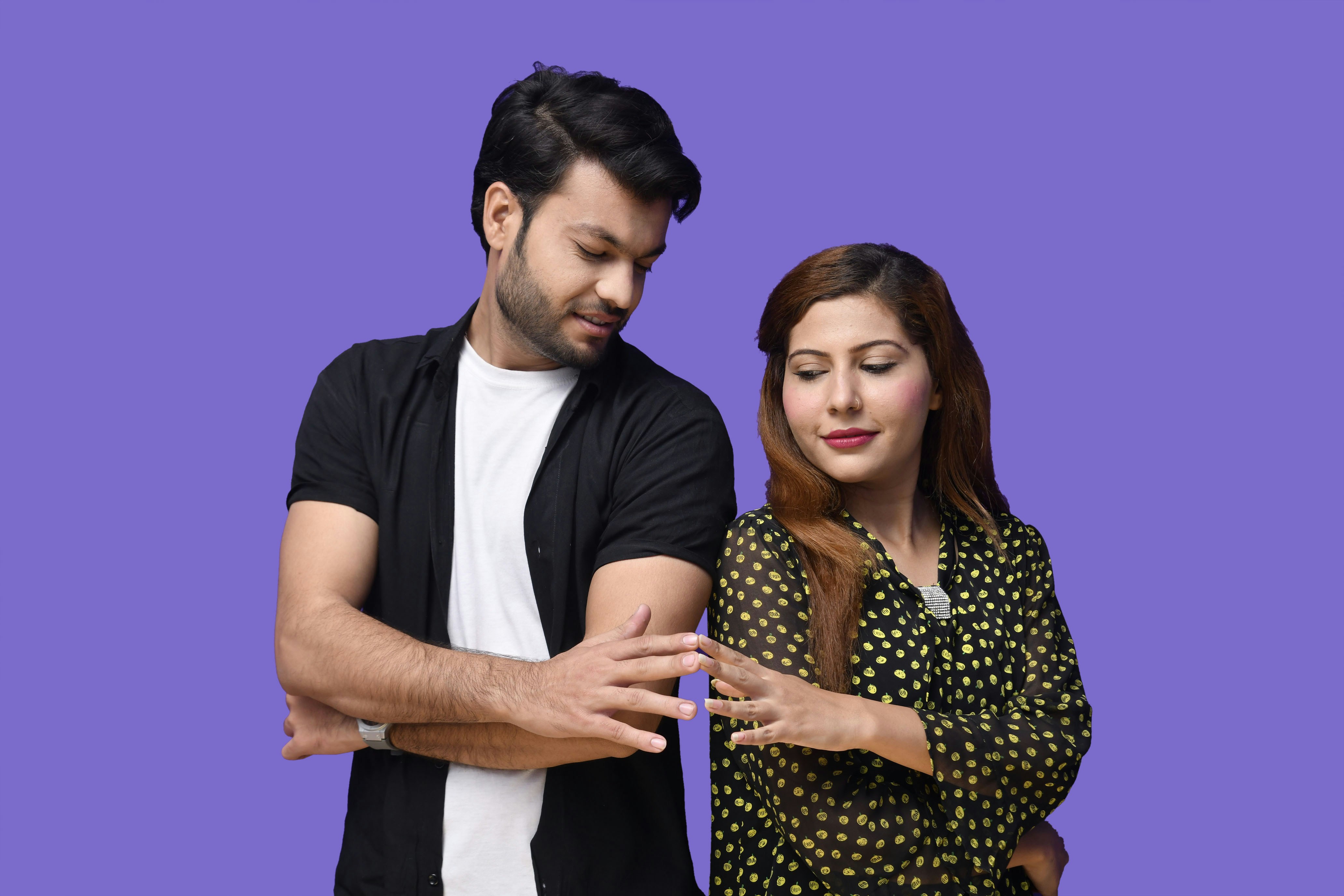 Ein Mann und eine Frau posieren für ein Foto