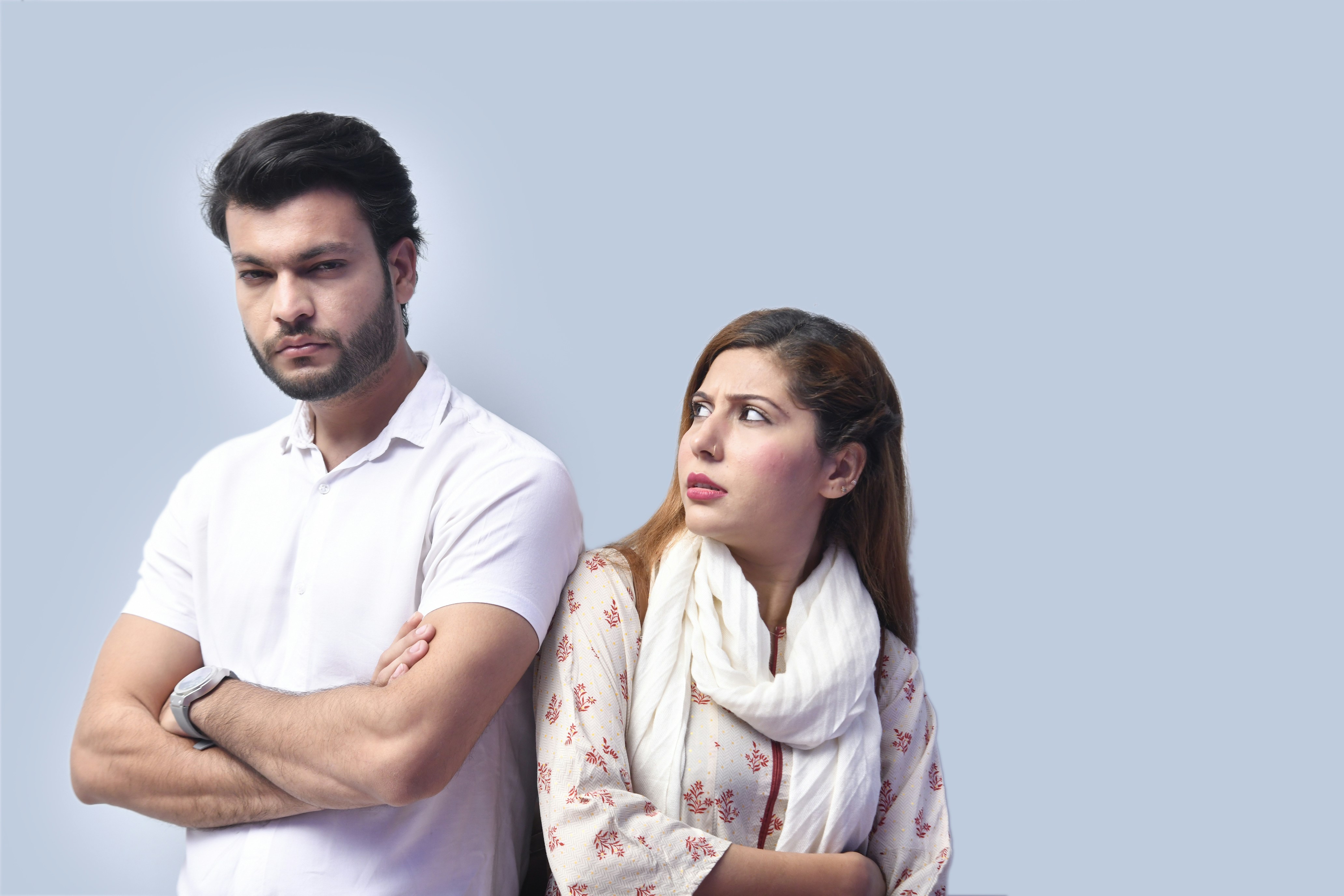 Ein Mann und eine Frau posieren für ein Foto