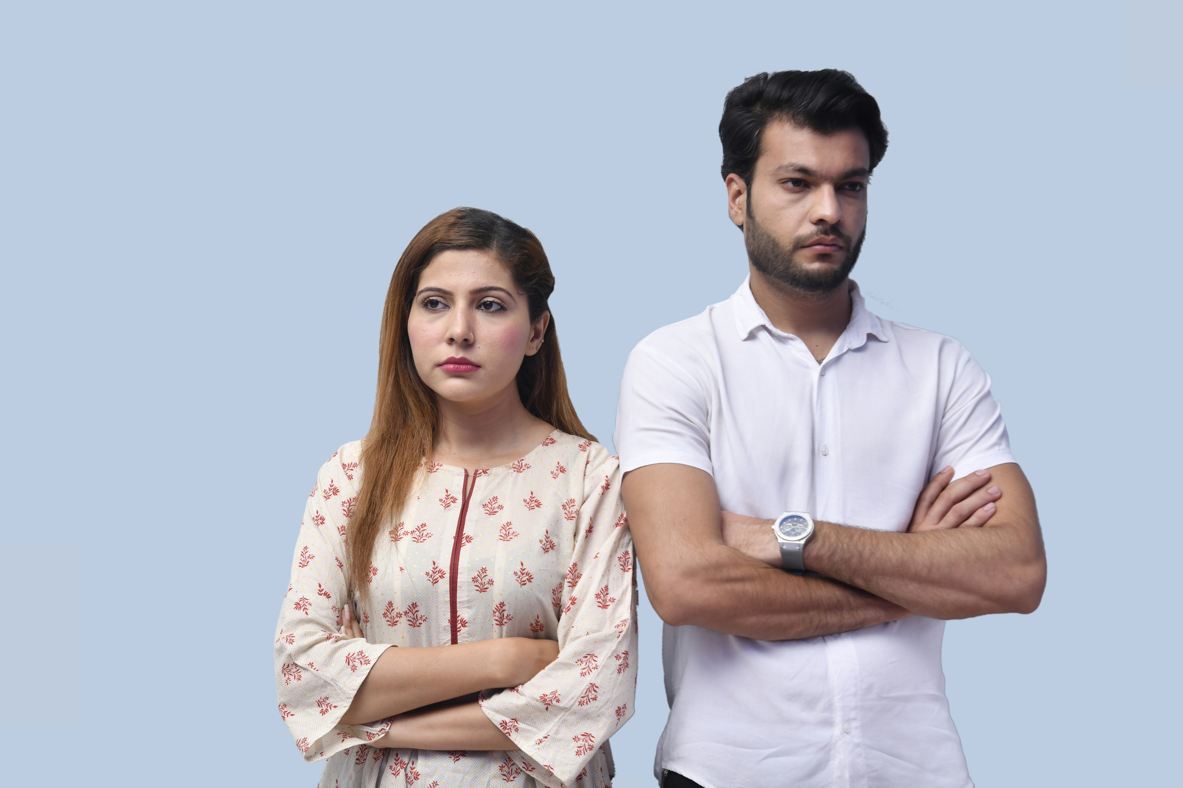 Ein Mann und eine Frau posieren für ein Foto