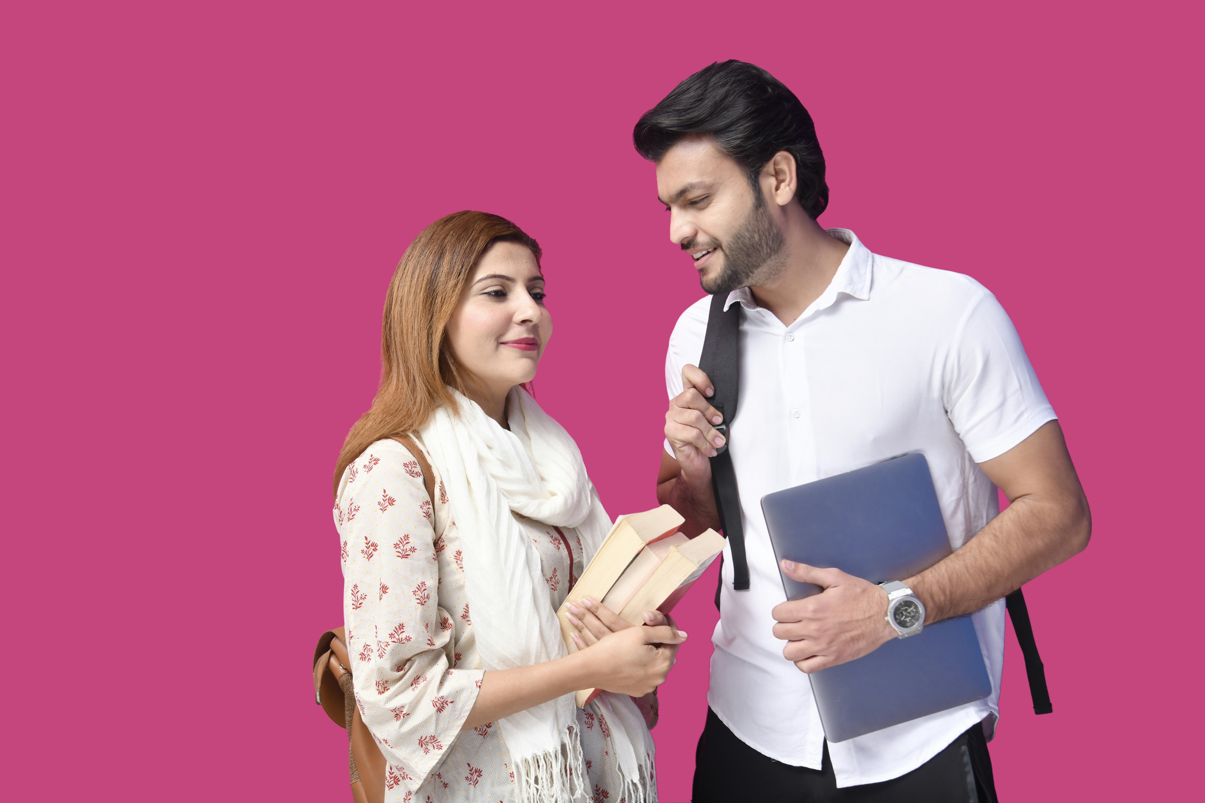 Ein Mann und eine Frau, die ein Buch betrachten