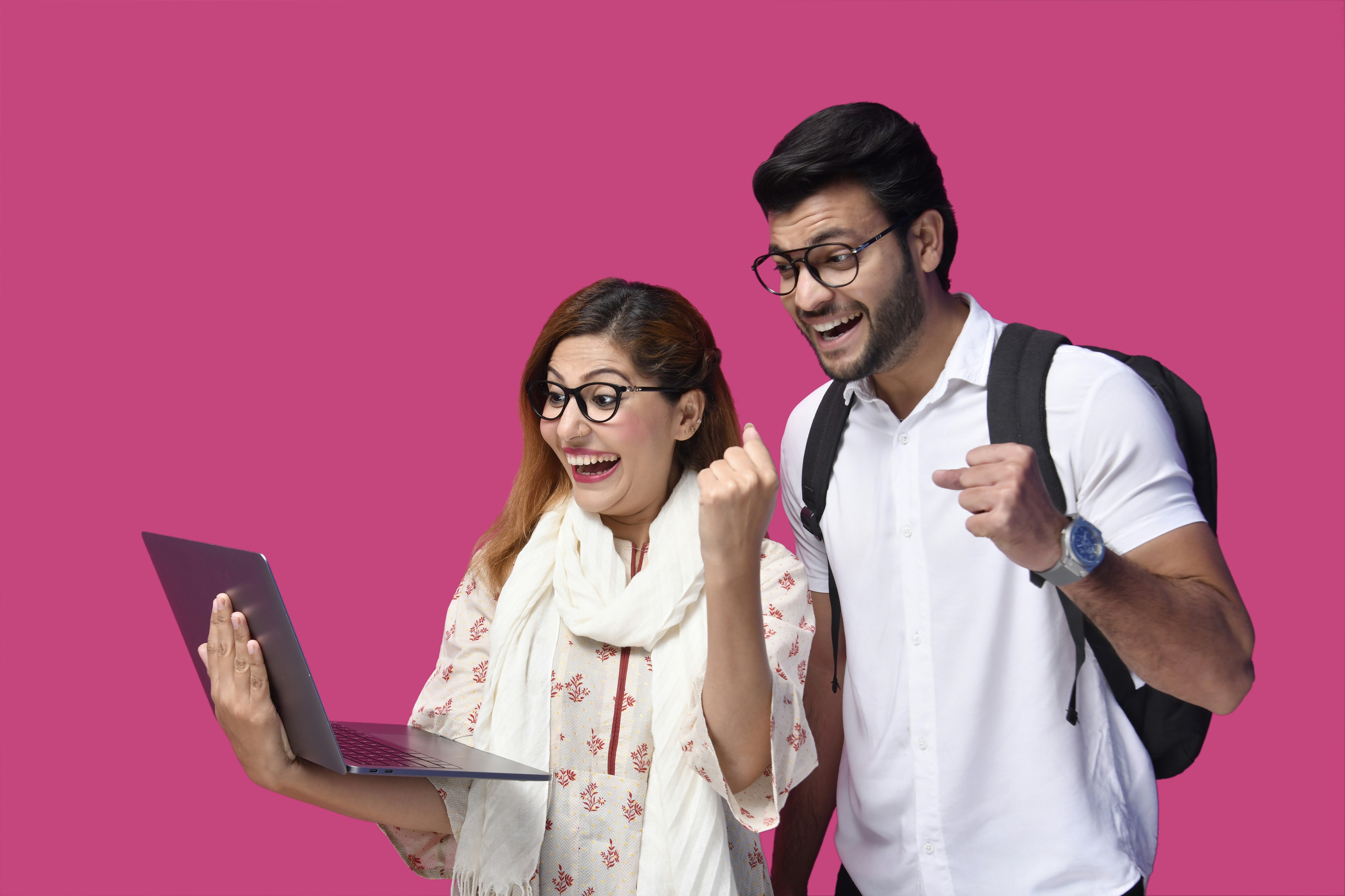 Ein Mann und eine Frau schauen auf einen Laptop