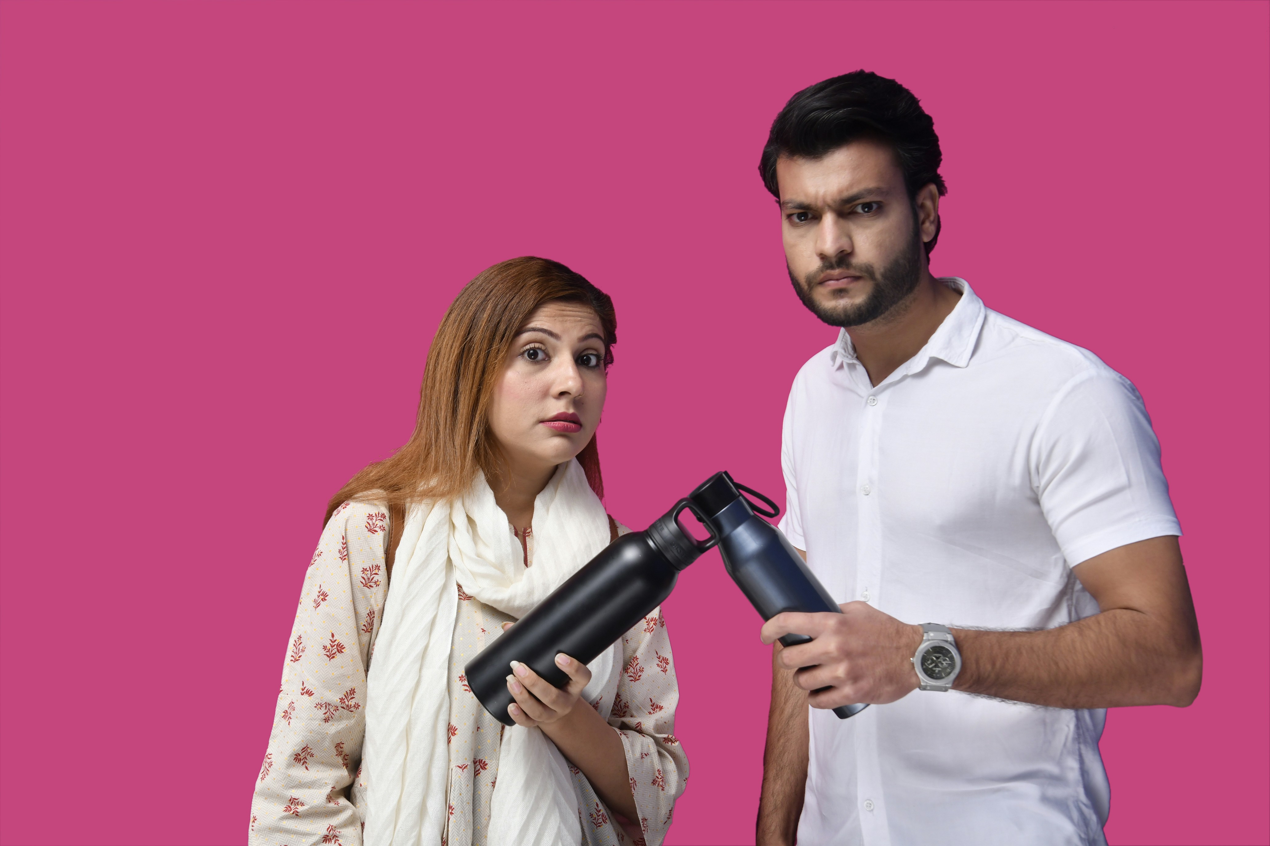 Ein Mann und eine Frau mit einem Mikrofon