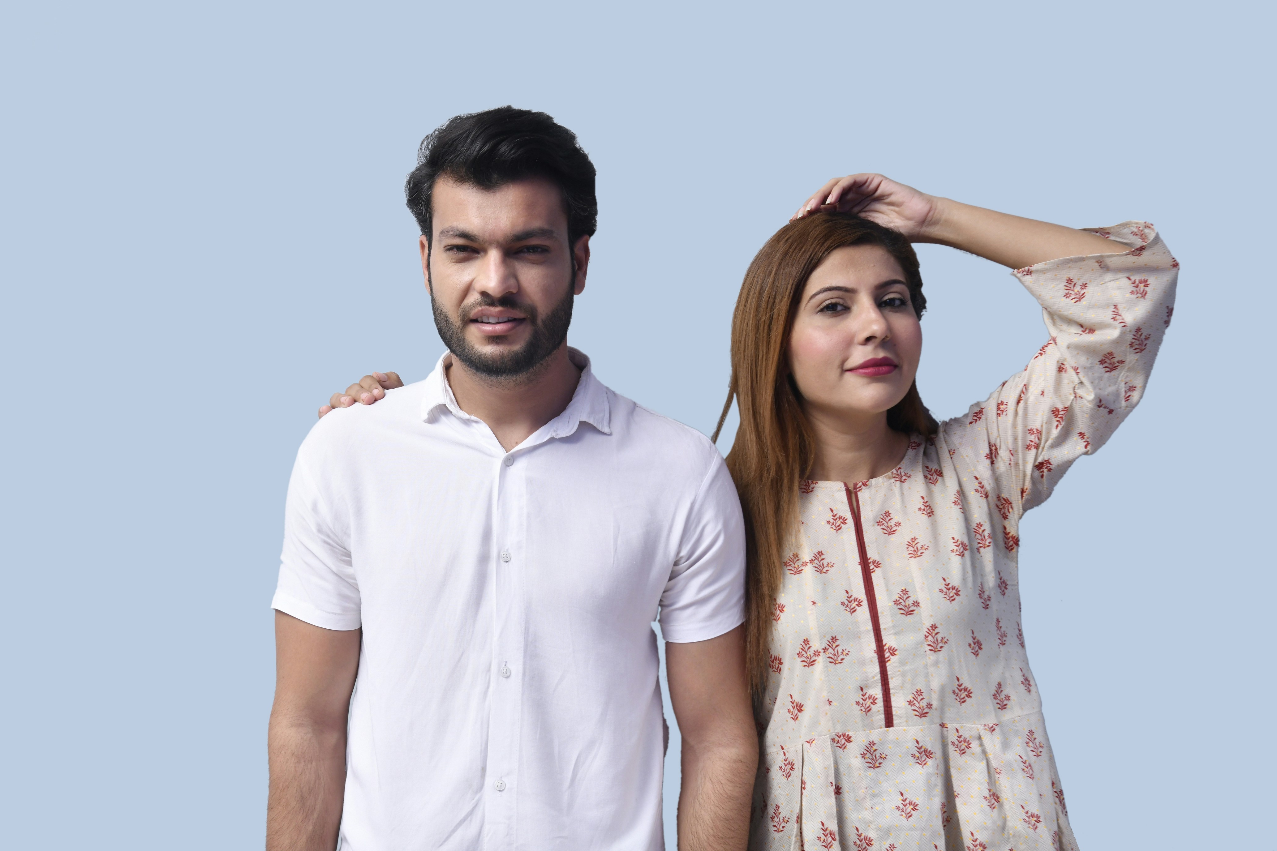 Ein Mann und eine Frau posieren für ein Foto