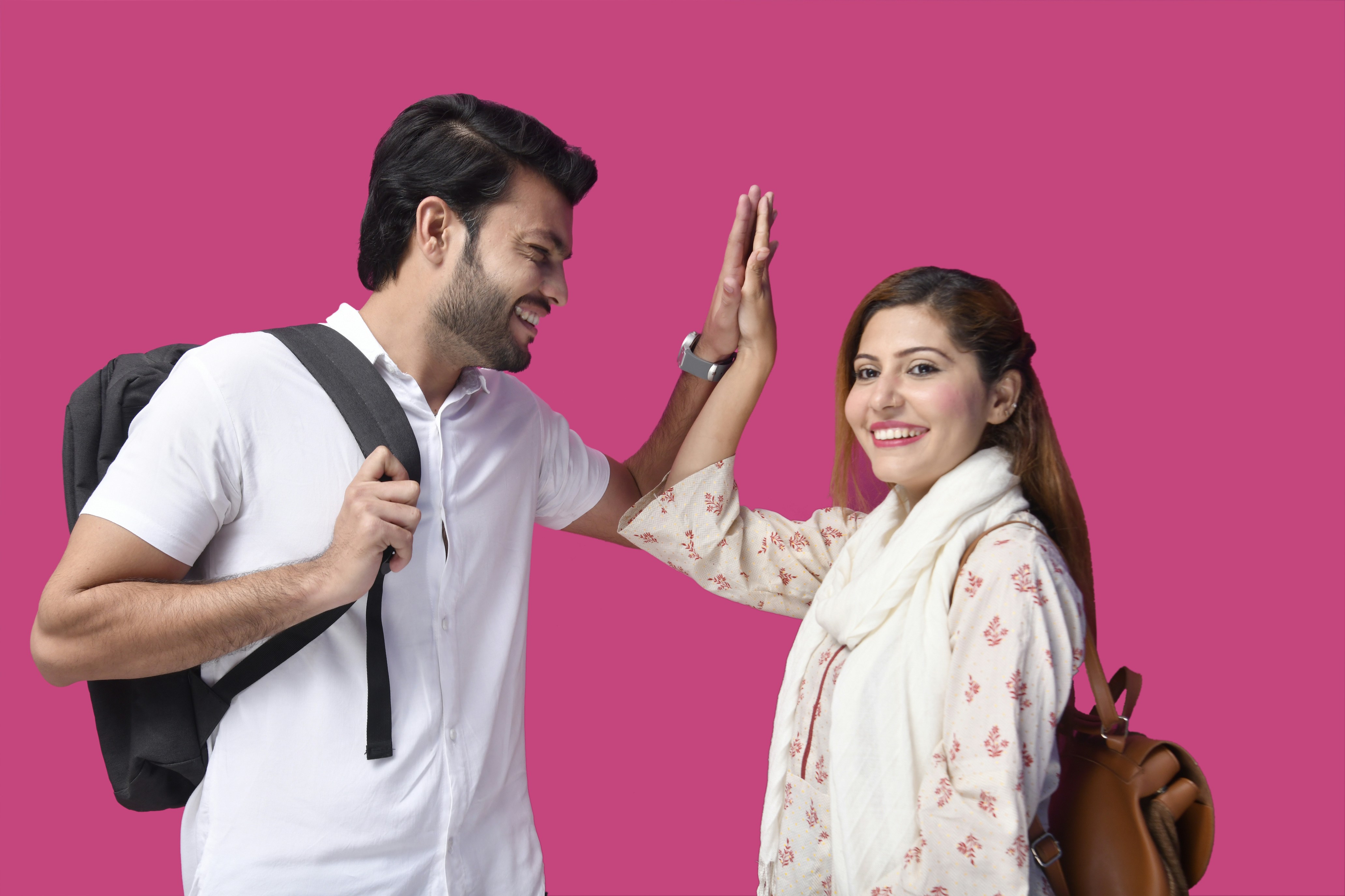 Ein Mann und eine Frau posieren für ein Foto