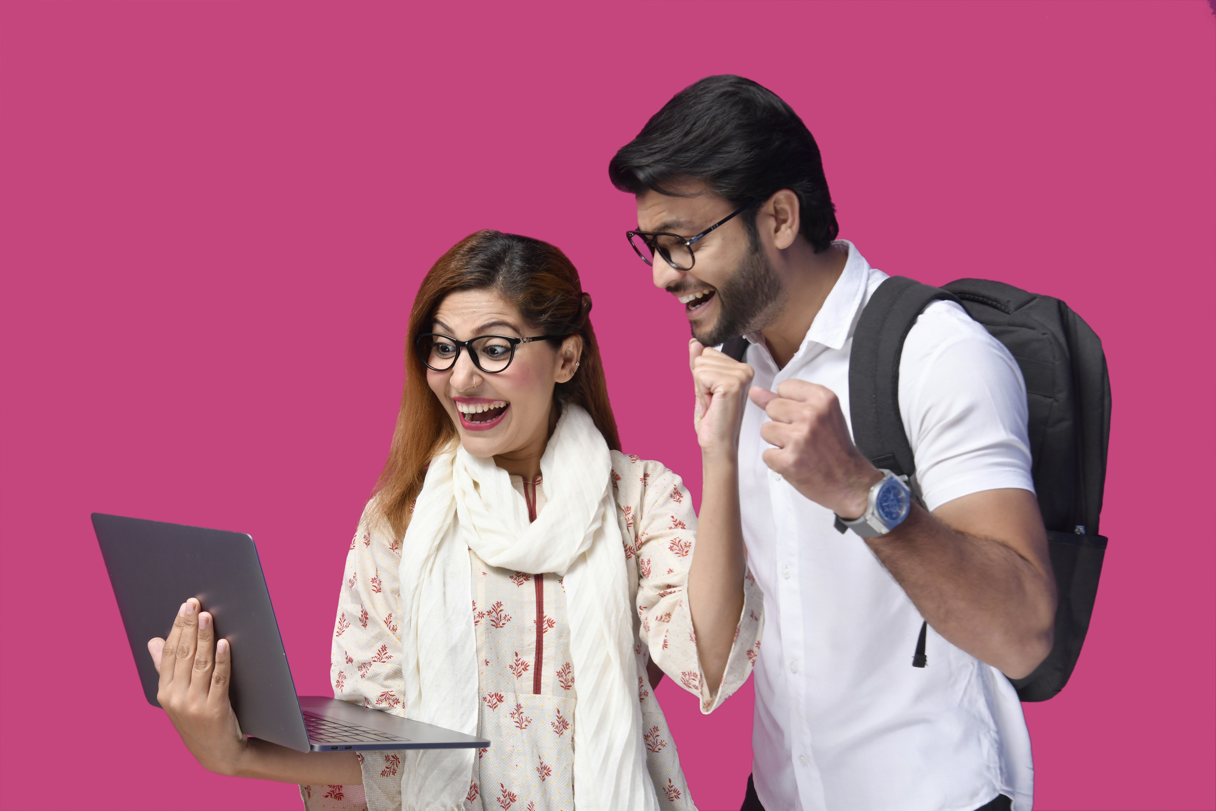 Ein Mann und eine Frau schauen auf einen Laptop