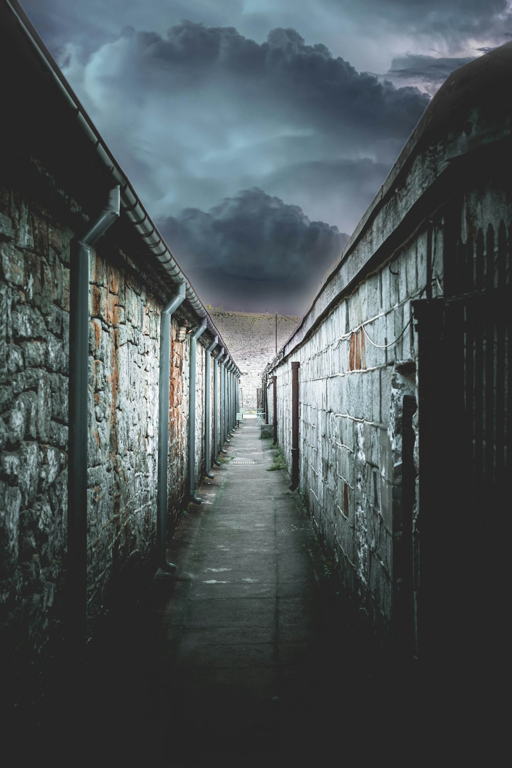 a narrow alley between two buildings