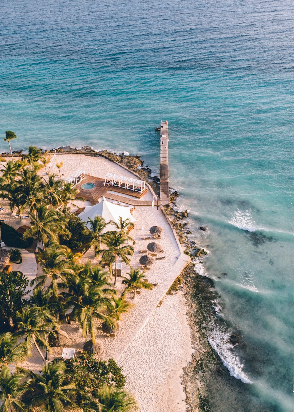 um edifício em uma praia