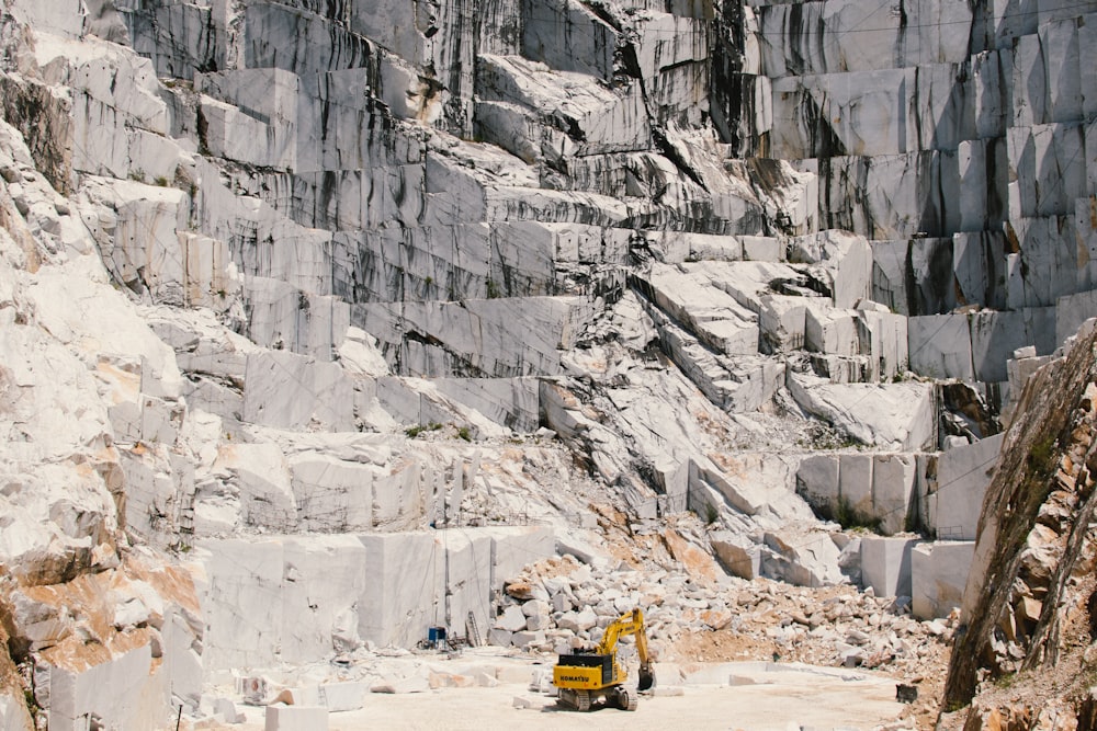 Un vehículo de construcción en una zona rocosa