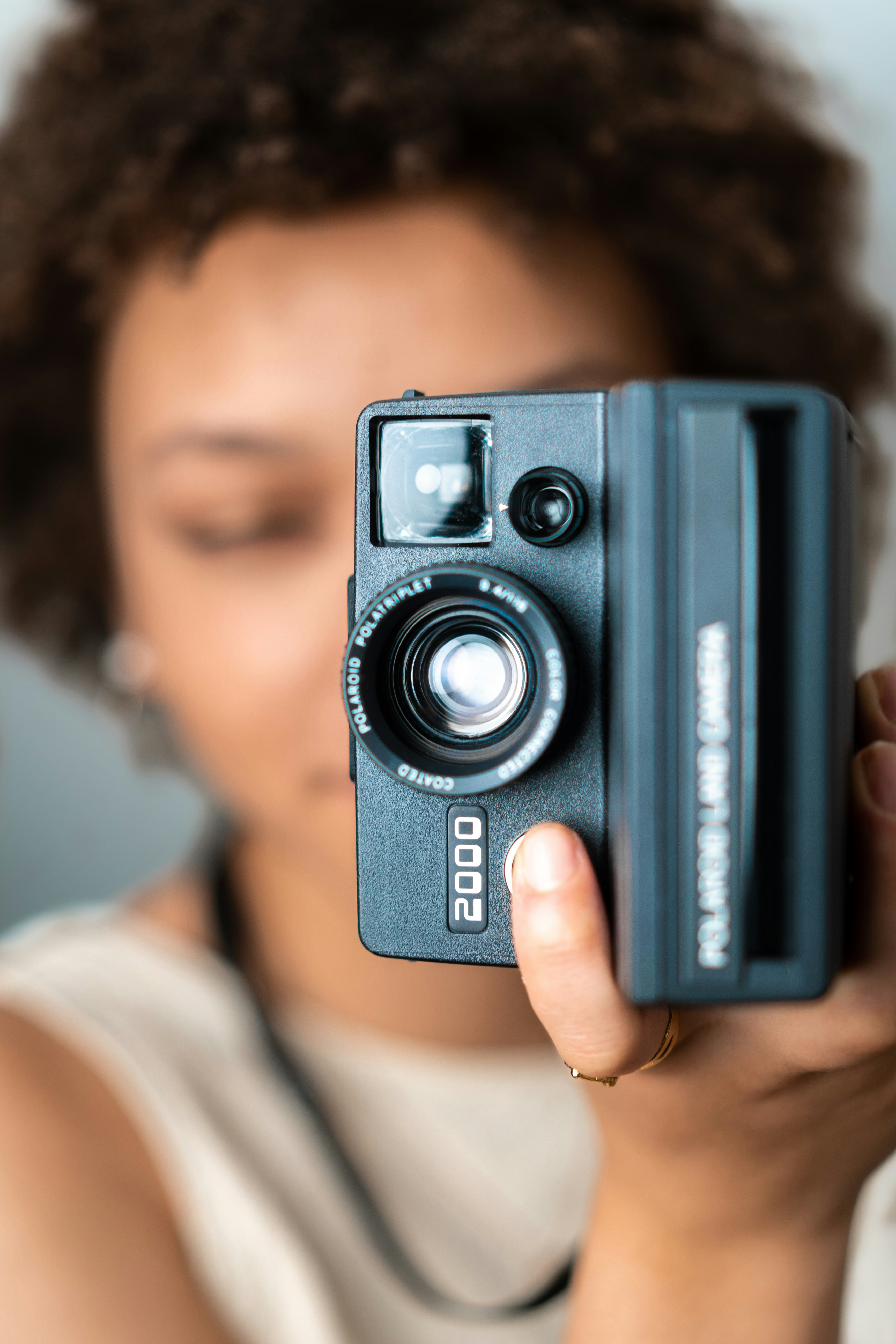 Photographe tenant son appareil photo devant son visage