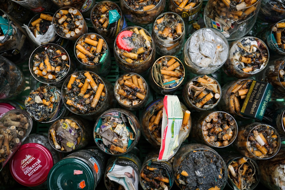 um grupo de recipientes de plástico com alimentos neles