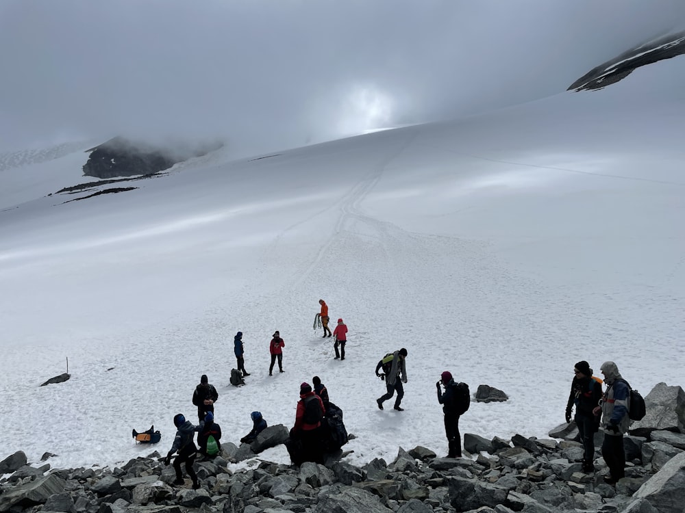 Un groupe de personnes sur une montagne enneigée