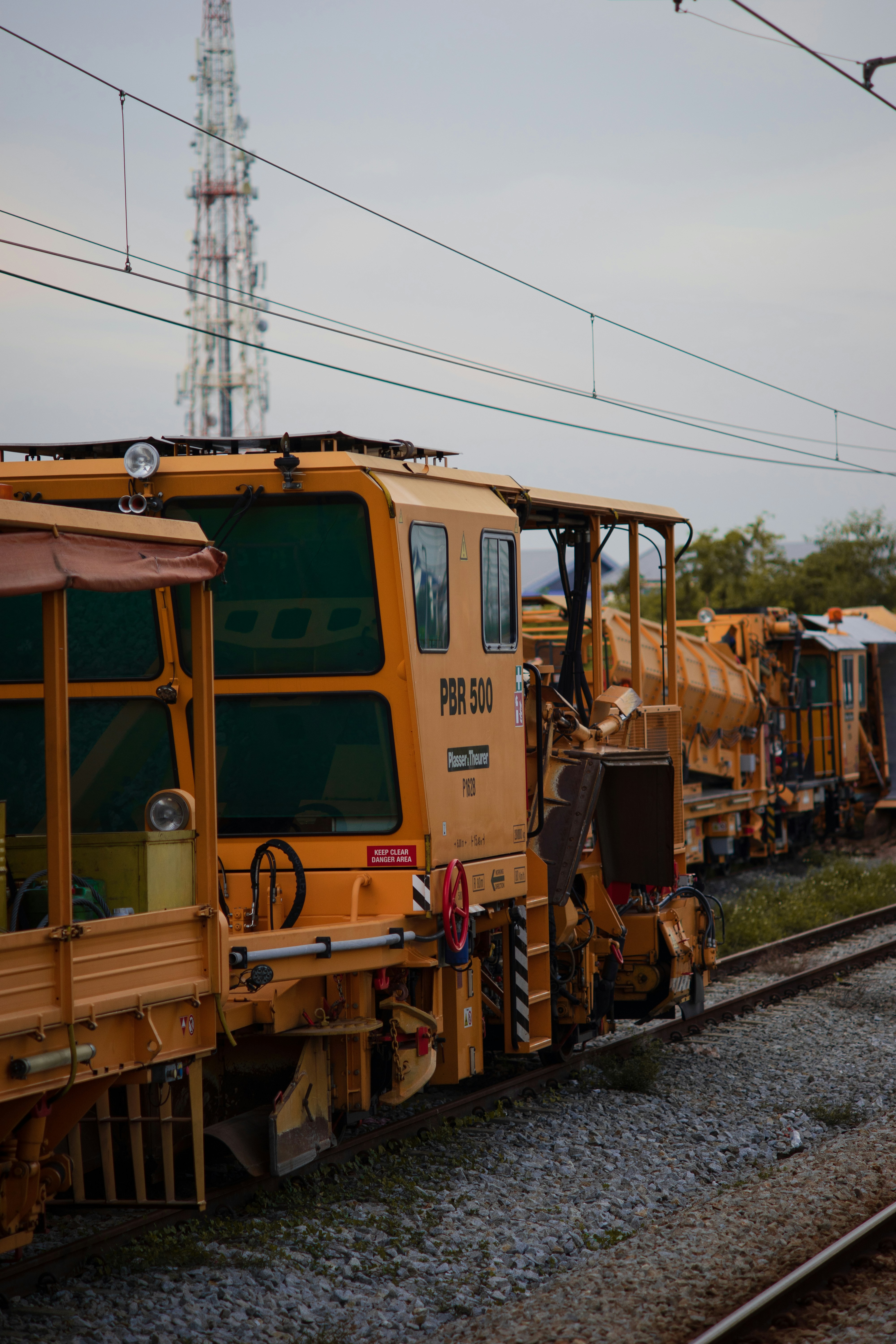 un tren en las vías del tren