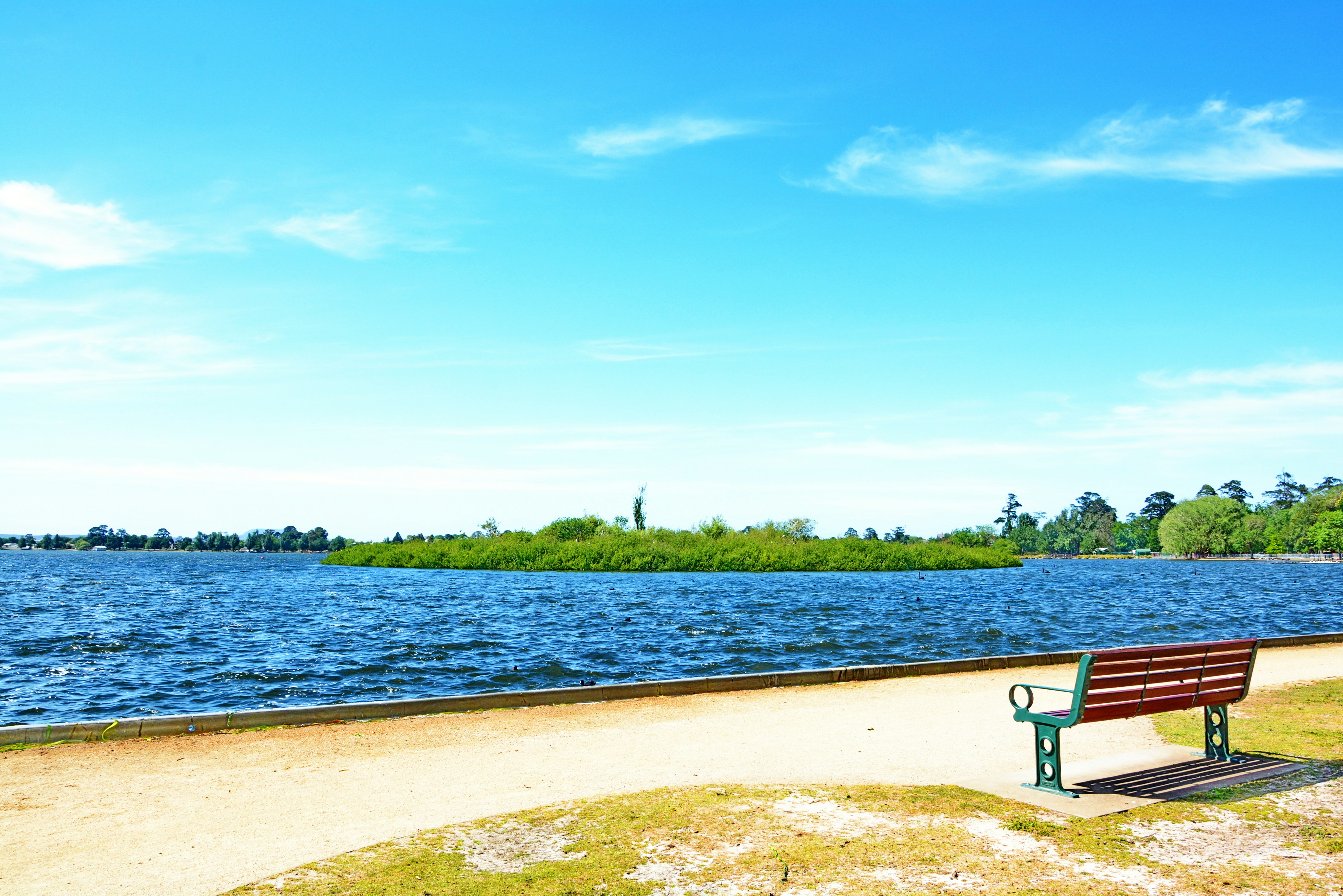 A bench sits by a body of water photo – Free Bench Image on Unsplash