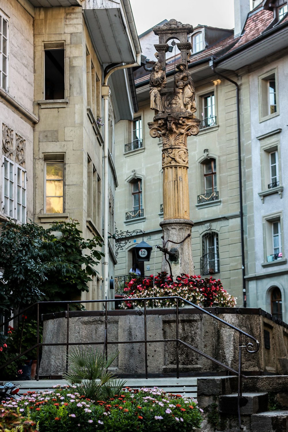 Una estatua frente a un edificio