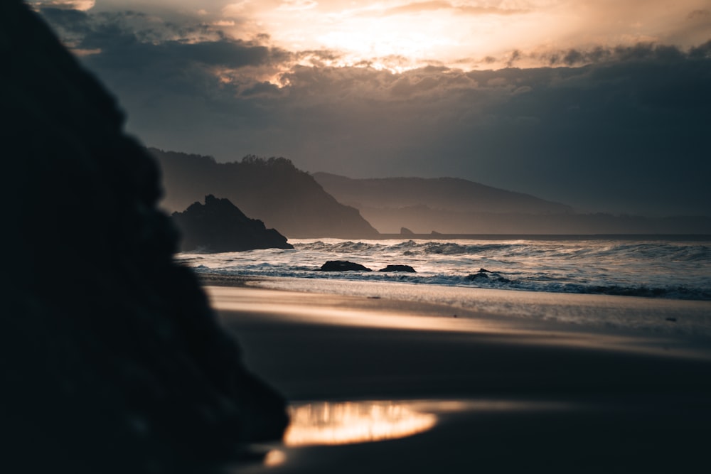 Ein Strand mit einem Berg im Hintergrund