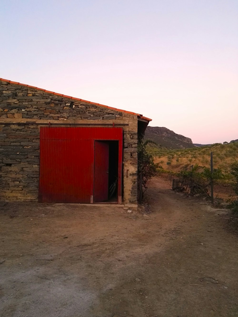 Ein Gebäude mit roter Tür