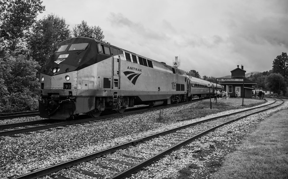 Un train sur les voies ferrées