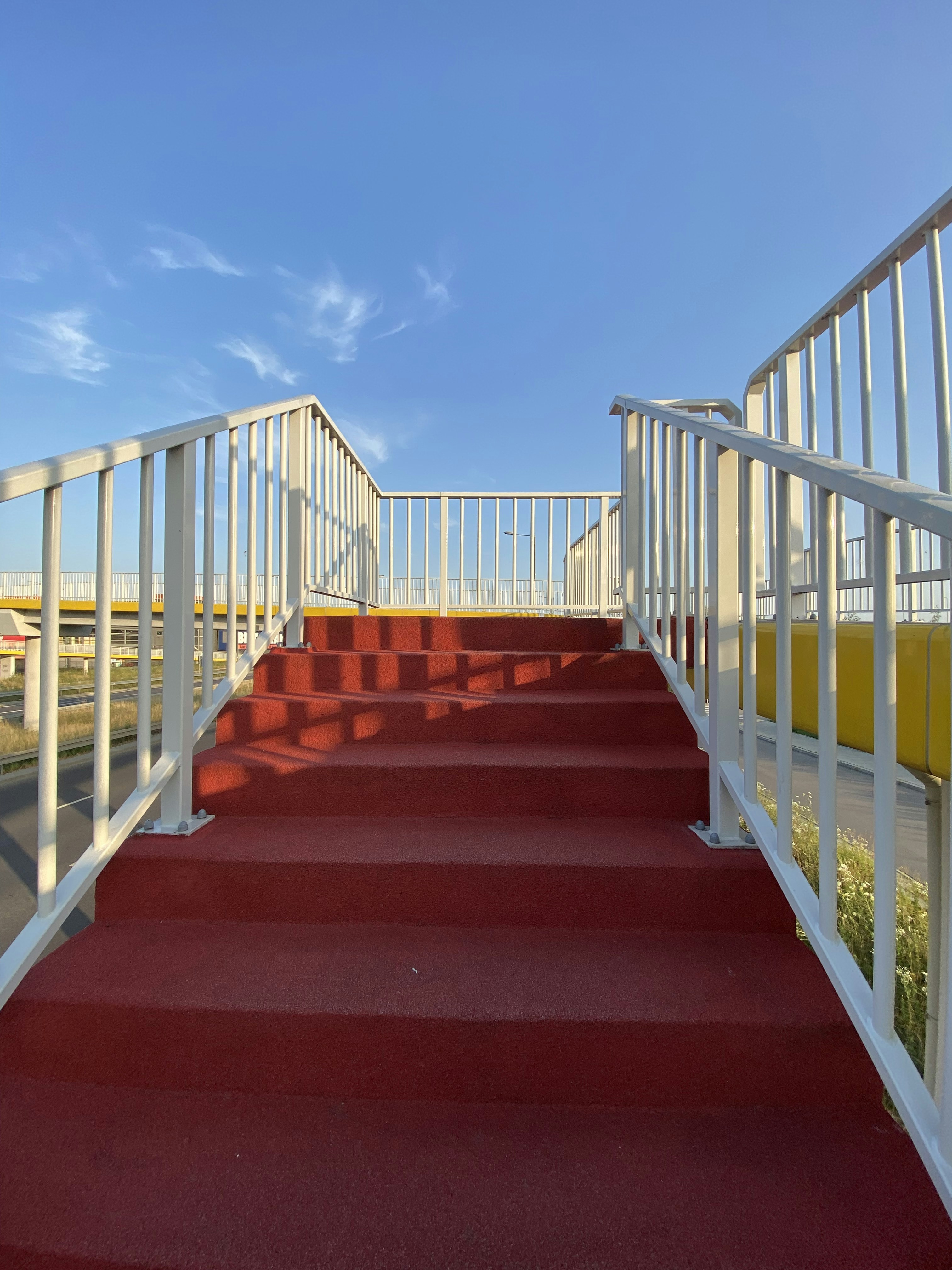um conjunto de escadas que levam até um convés