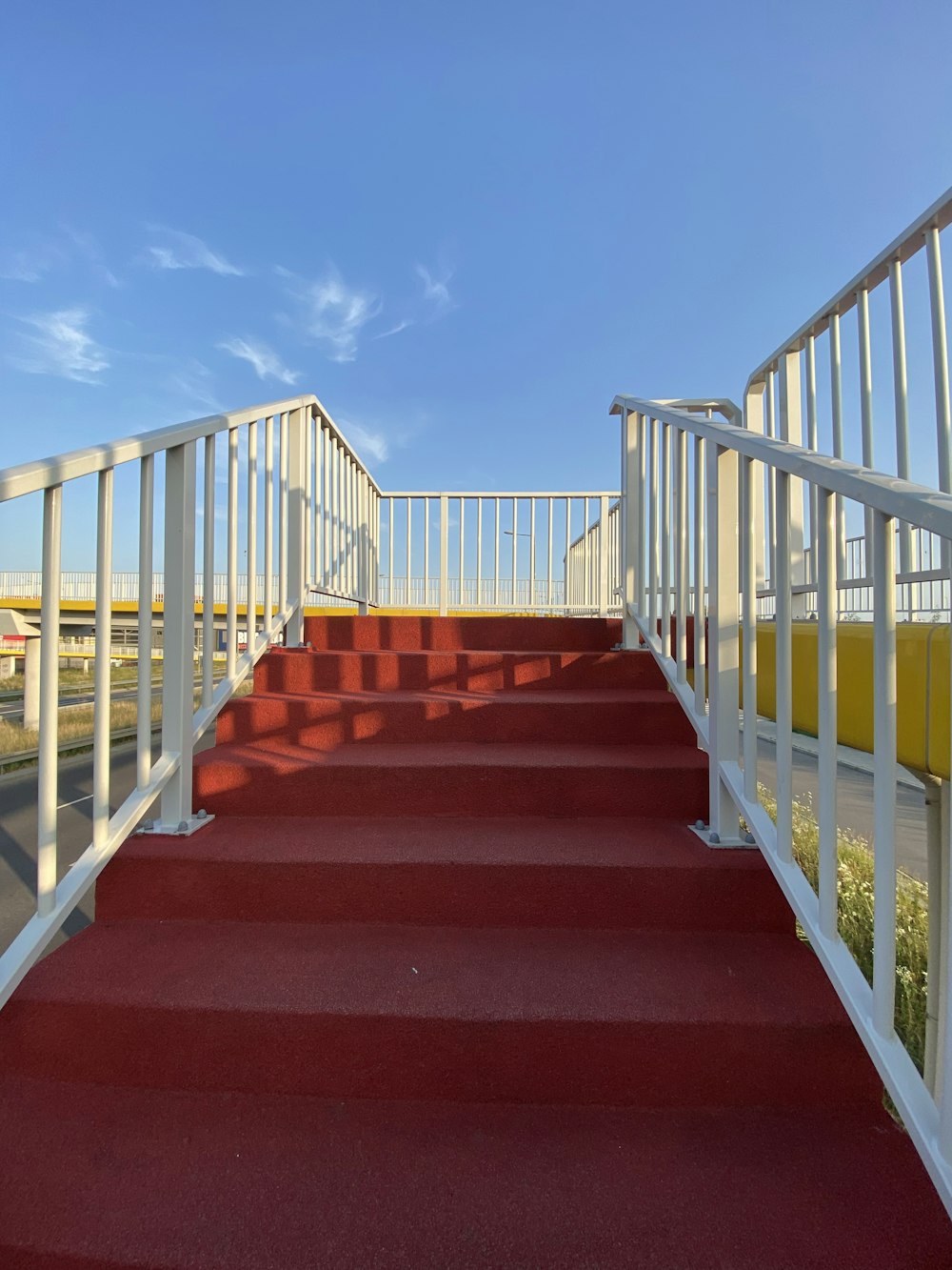 un conjunto de escaleras que conducen a una cubierta