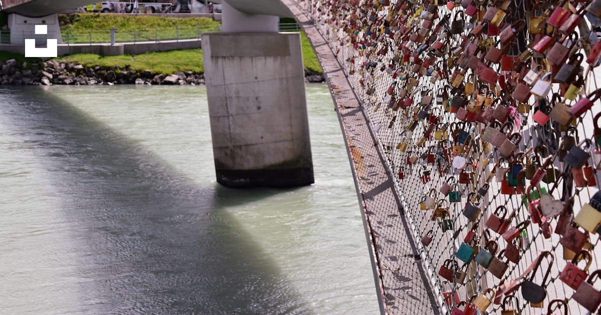 Foto zum Thema Eine Brücke mit Schlössern Kostenloses Bild zu