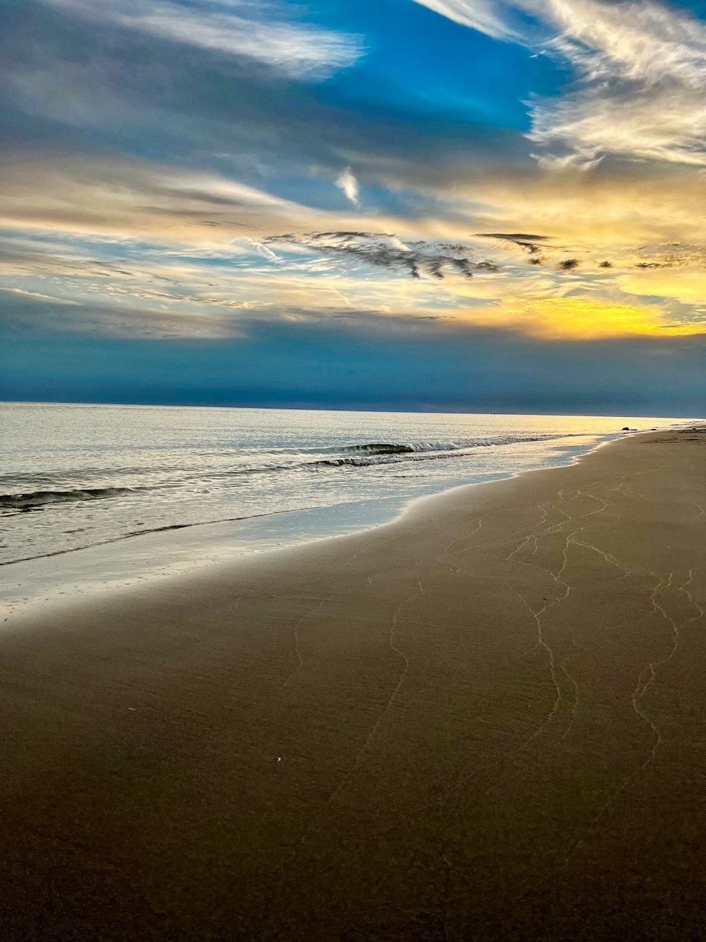 Ein Strand mit Wellen und blauem Himmel