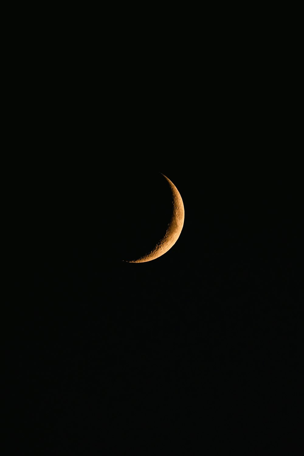 Un croissant de lune dans le ciel