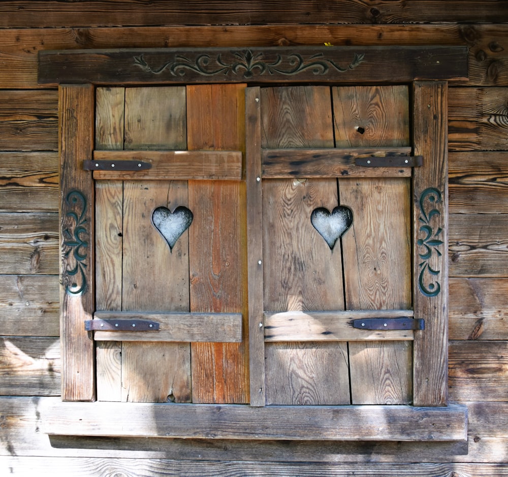 ドア付きの木製キャビネット