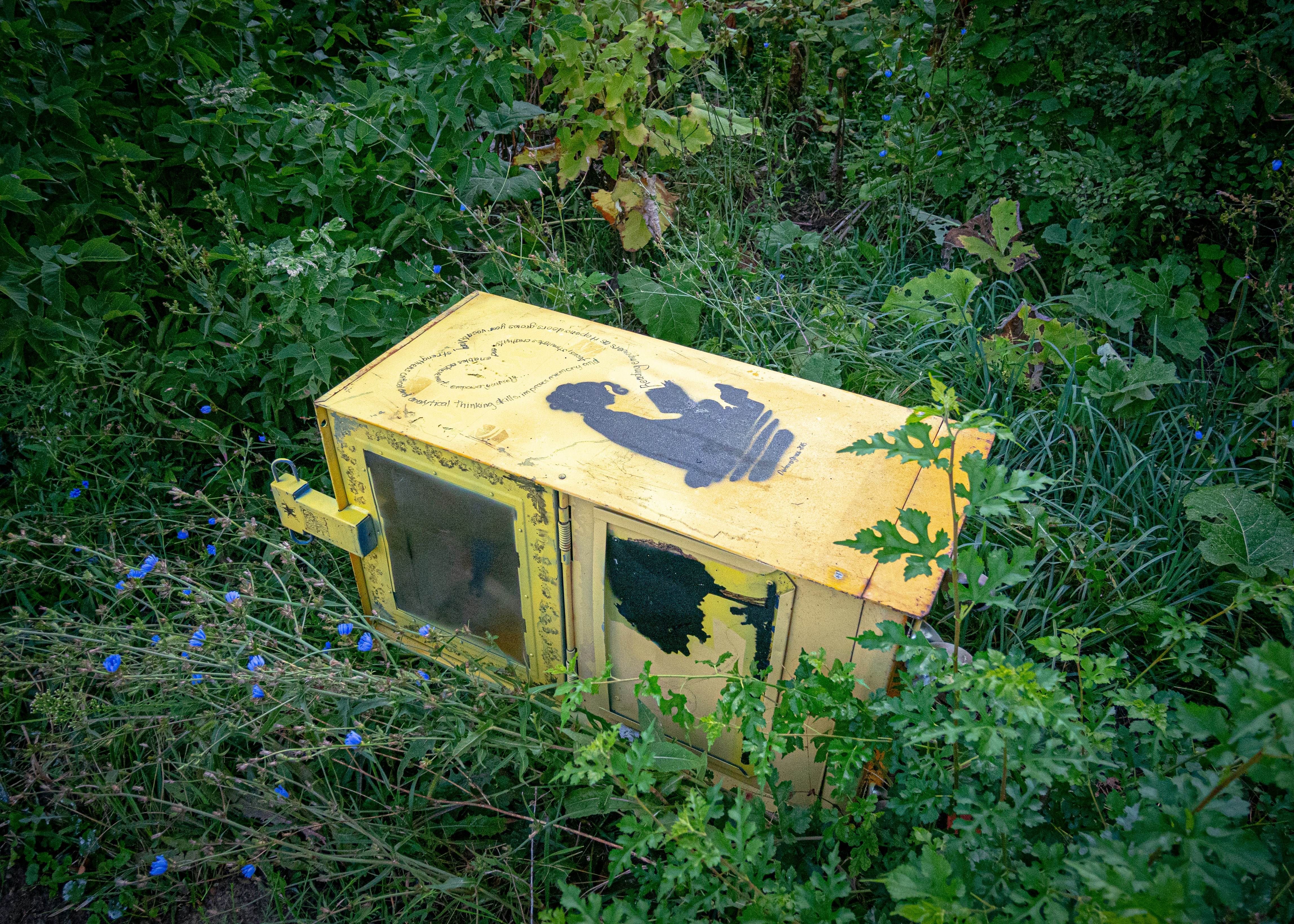 Una casa amarilla en medio de un bosque