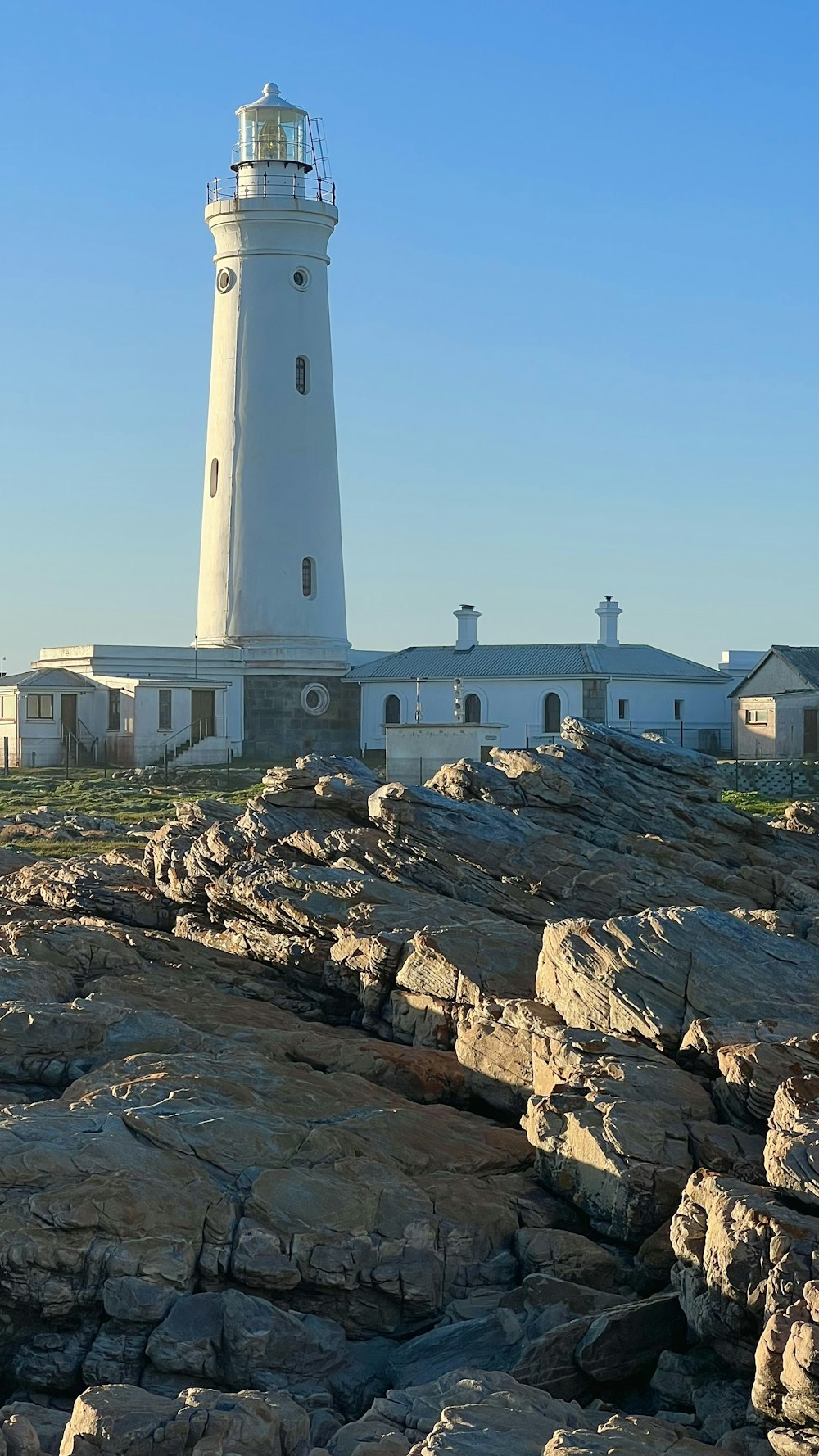 Un faro su una collina rocciosa