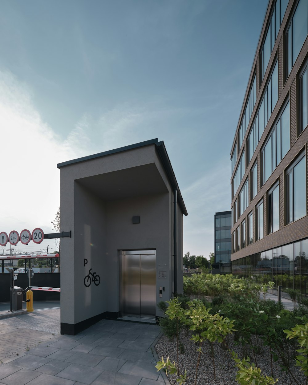 Un edificio con puerta y ventanas