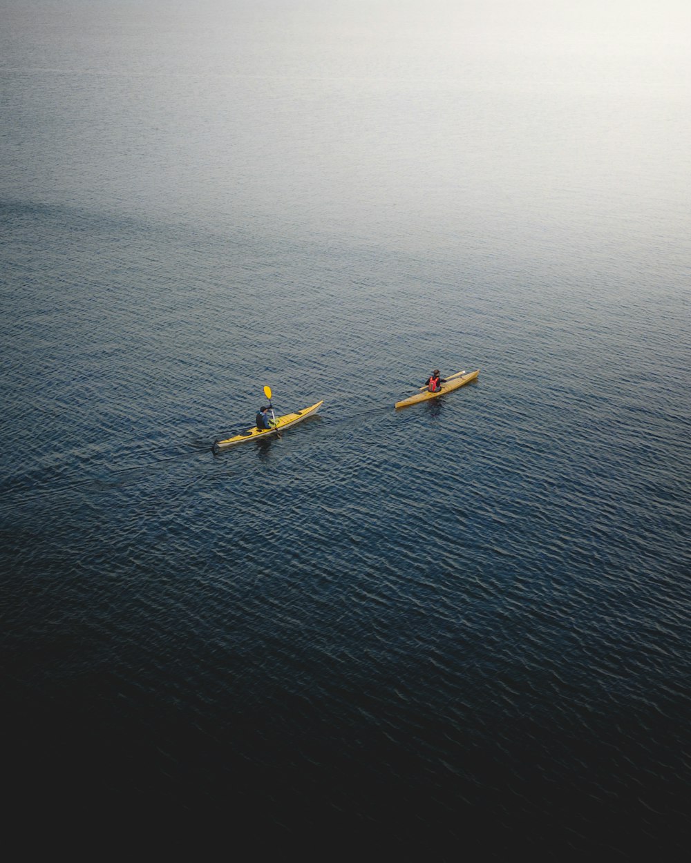 Zwei Personen in Kajaks auf dem Wasser