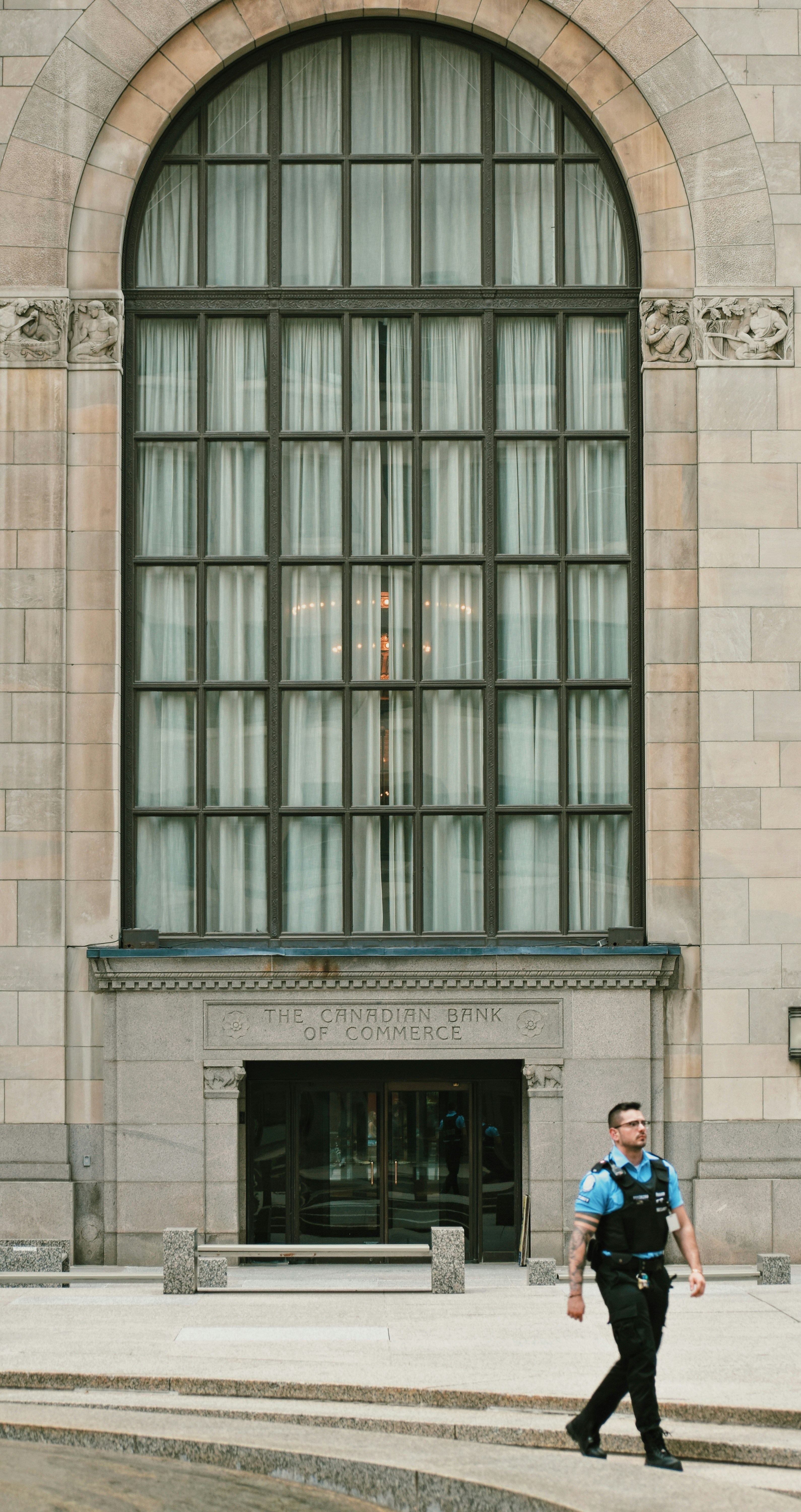 Una persona caminando frente a un edificio
