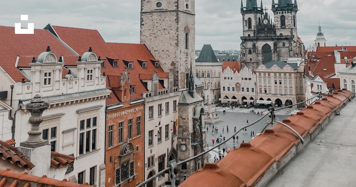 Foto Un gran edificio se eleva sobre una ciudad – Imagen Praga gratis ...