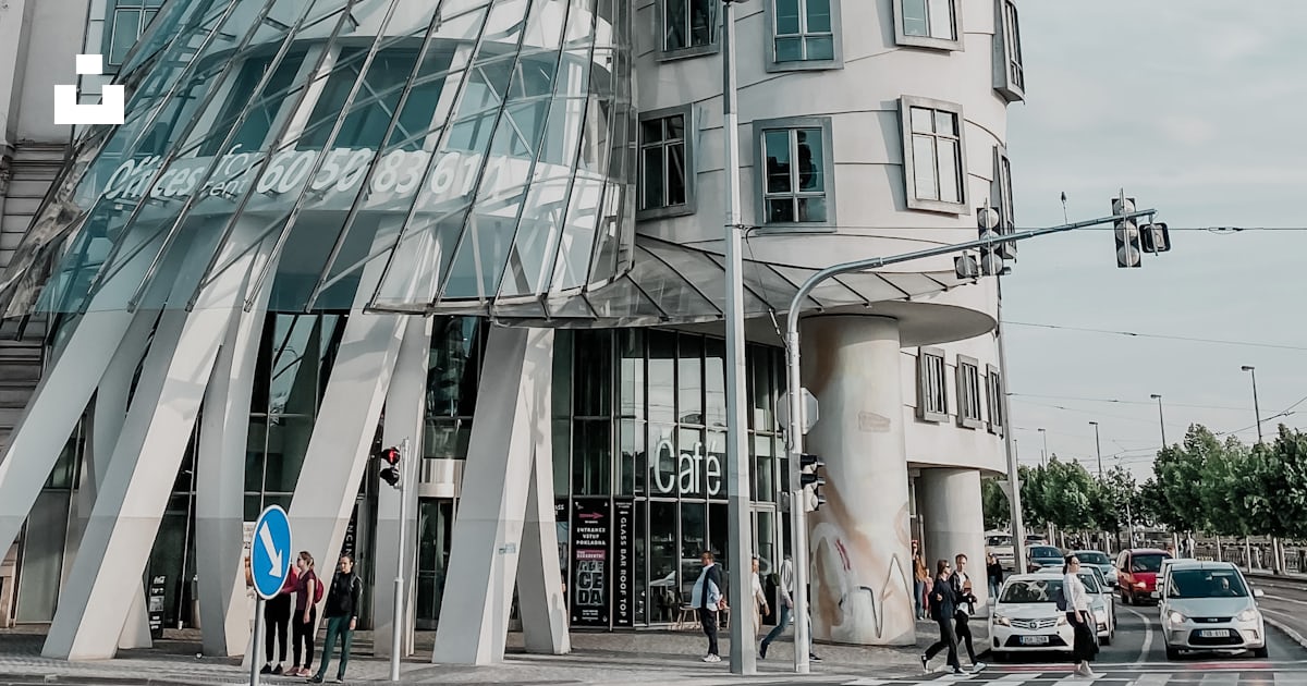 Maison dansante avec une façade en verre photo – Photo La Tchéquie ...