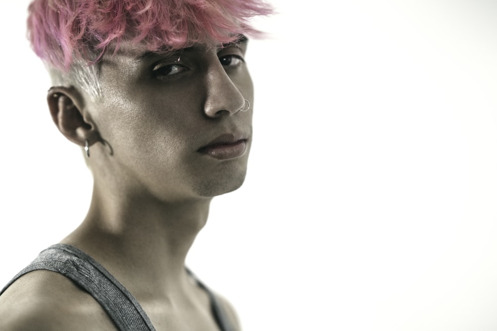 Un hombre con cabello rosado