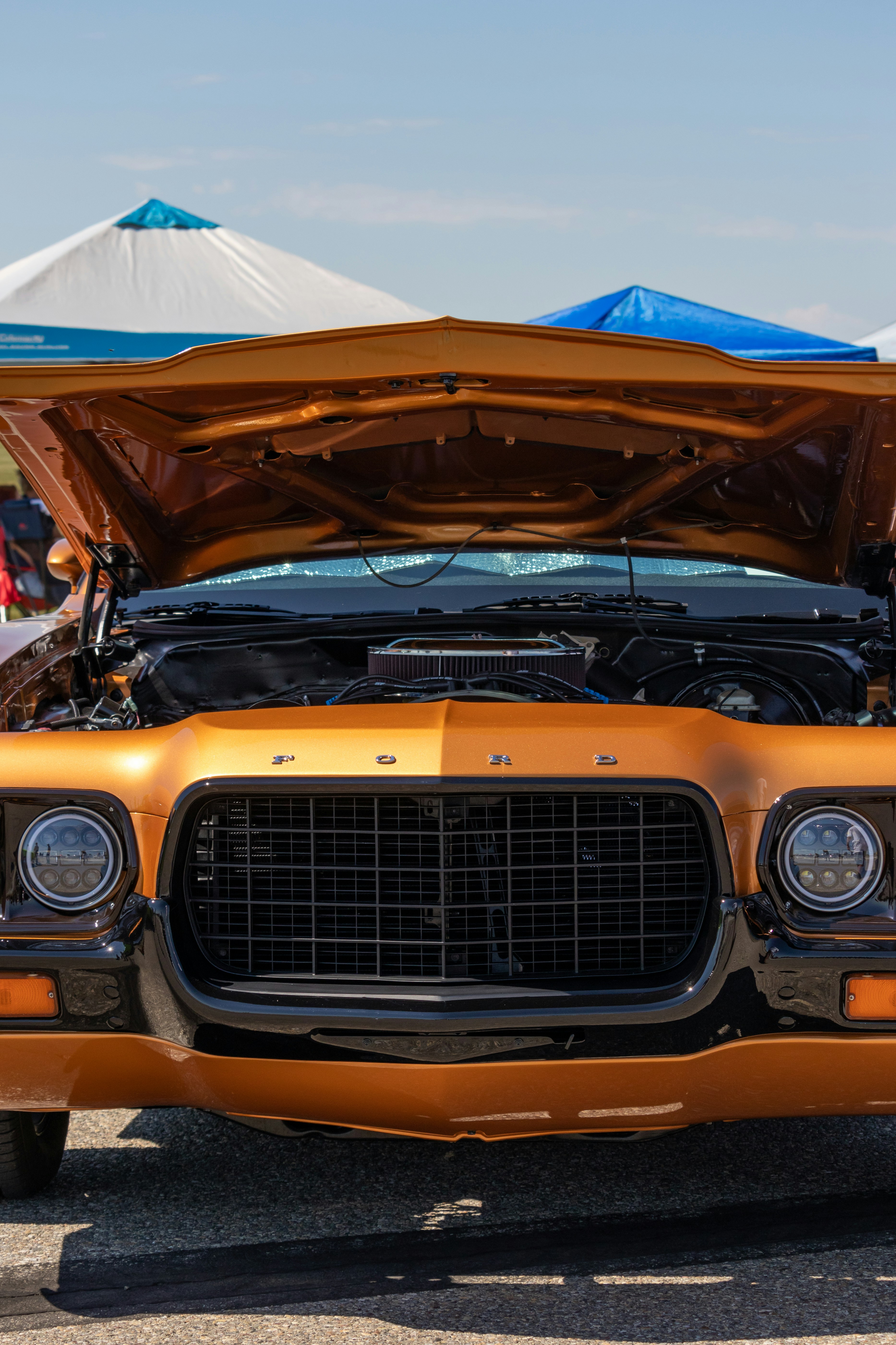 Parte delantera de un coche amarillo