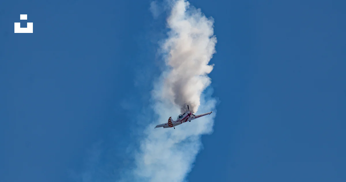 Smoke Flying A plane flying through the air photo – Free Smoke Image on Unsplash