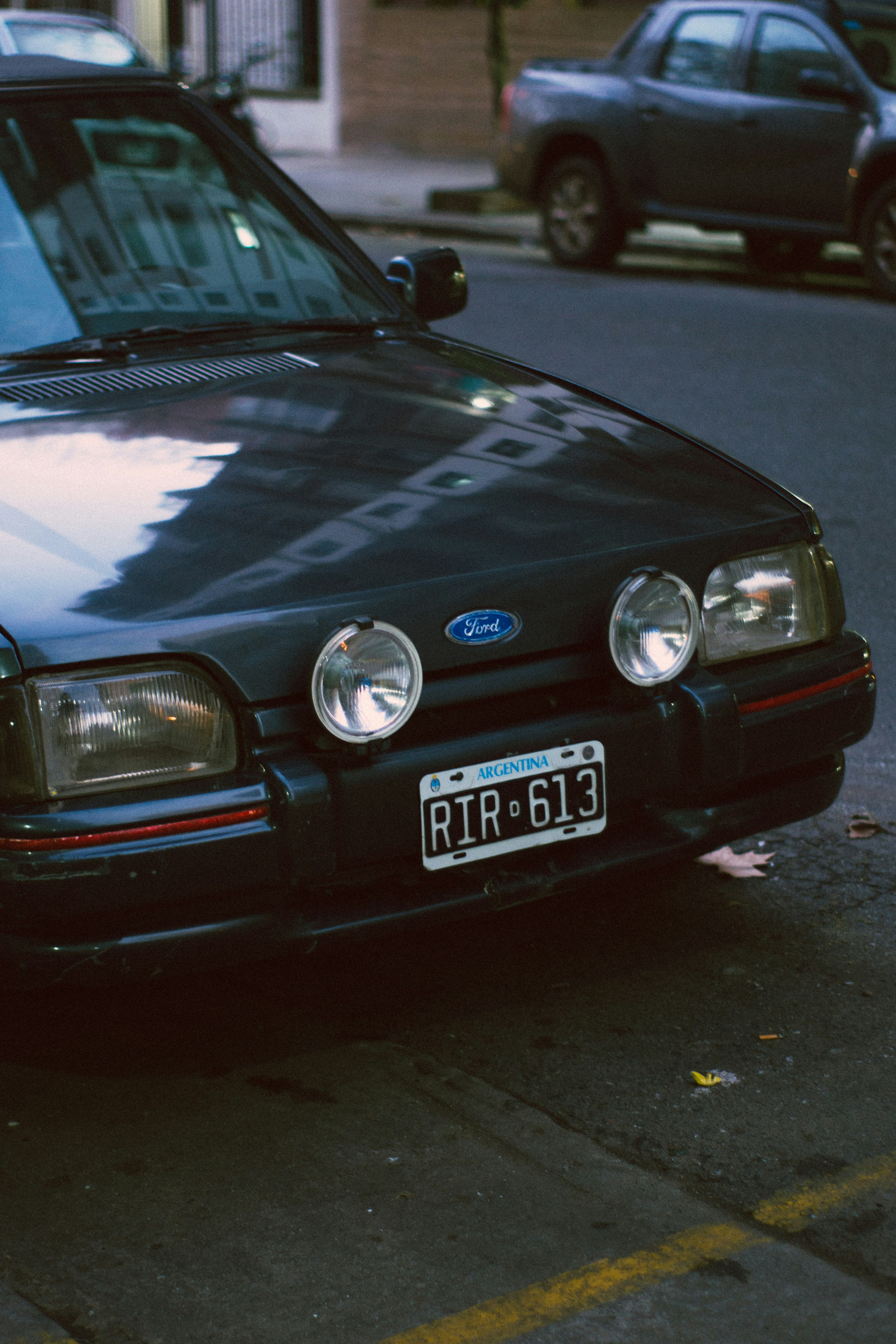 um carro preto estacionado na beira de uma estrada