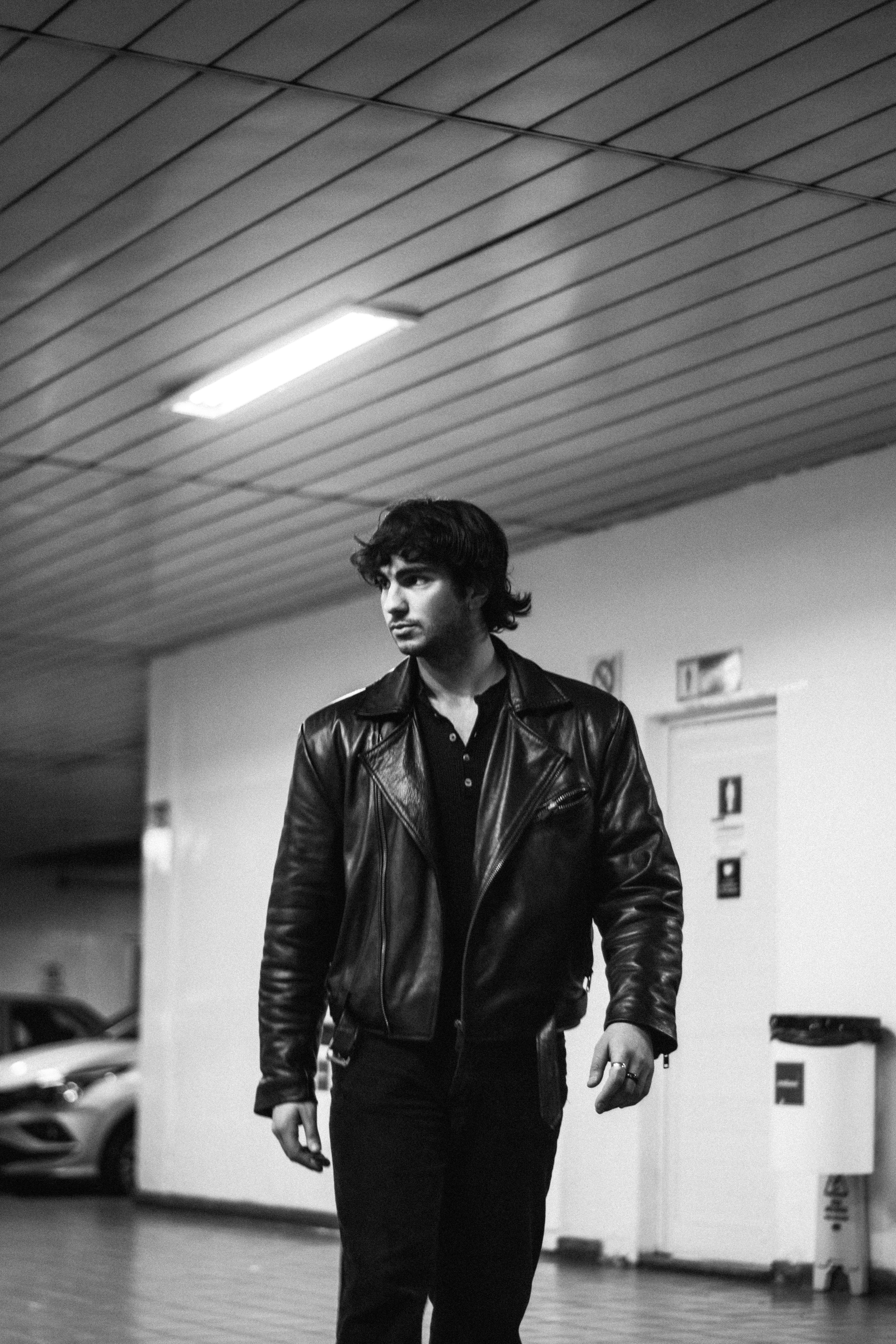 um homem em uma jaqueta preta