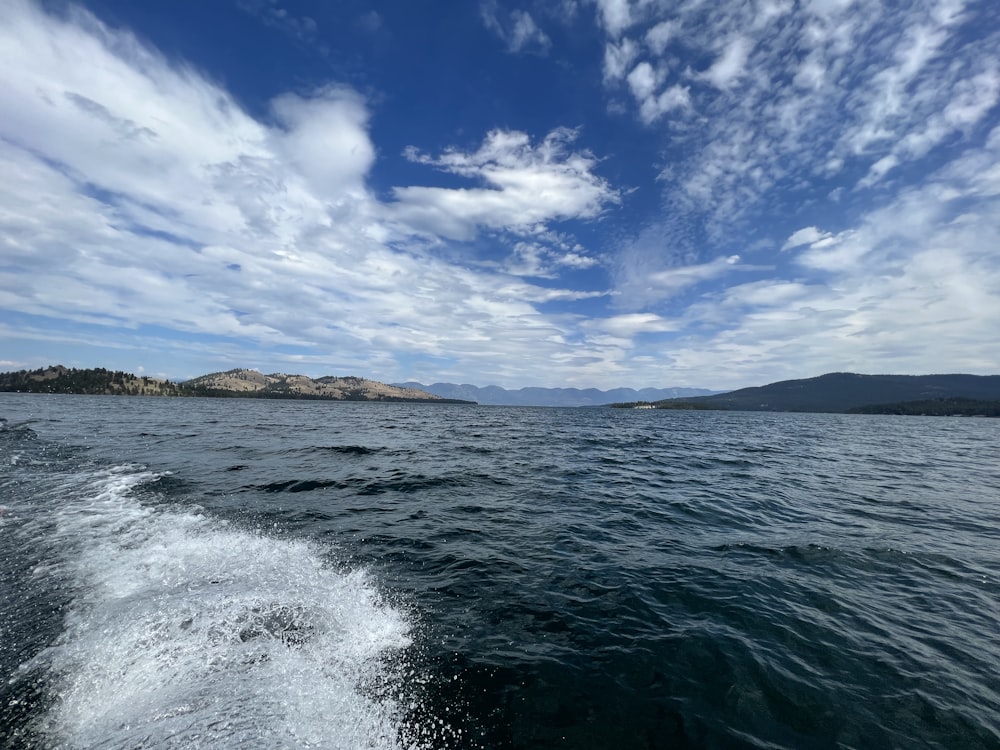 un cuerpo de agua con tierra en la distancia