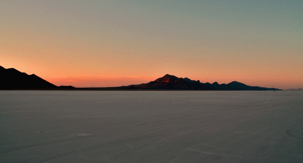 Un paysage enneigé avec des montagnes en arrière-plan