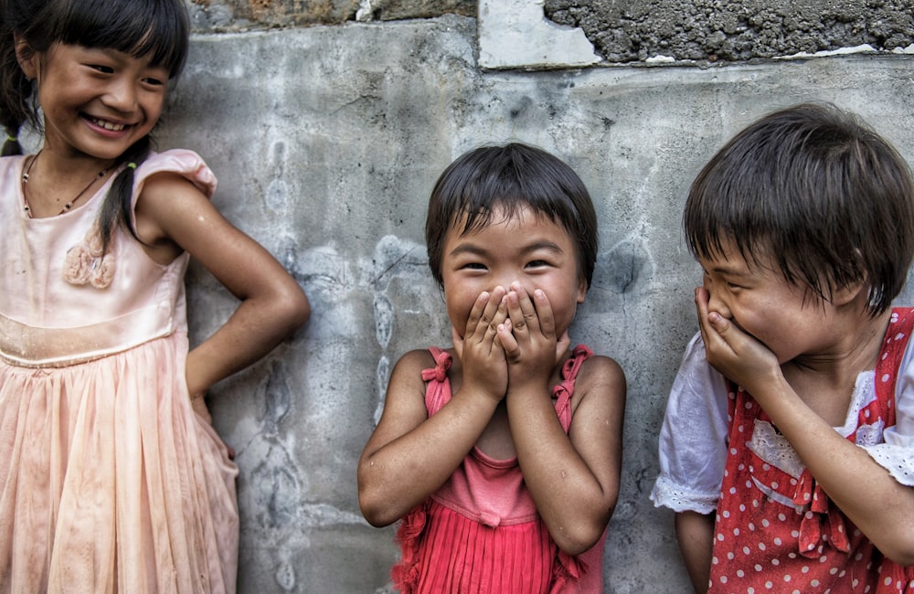 Un groupe d’enfants posant pour la caméra