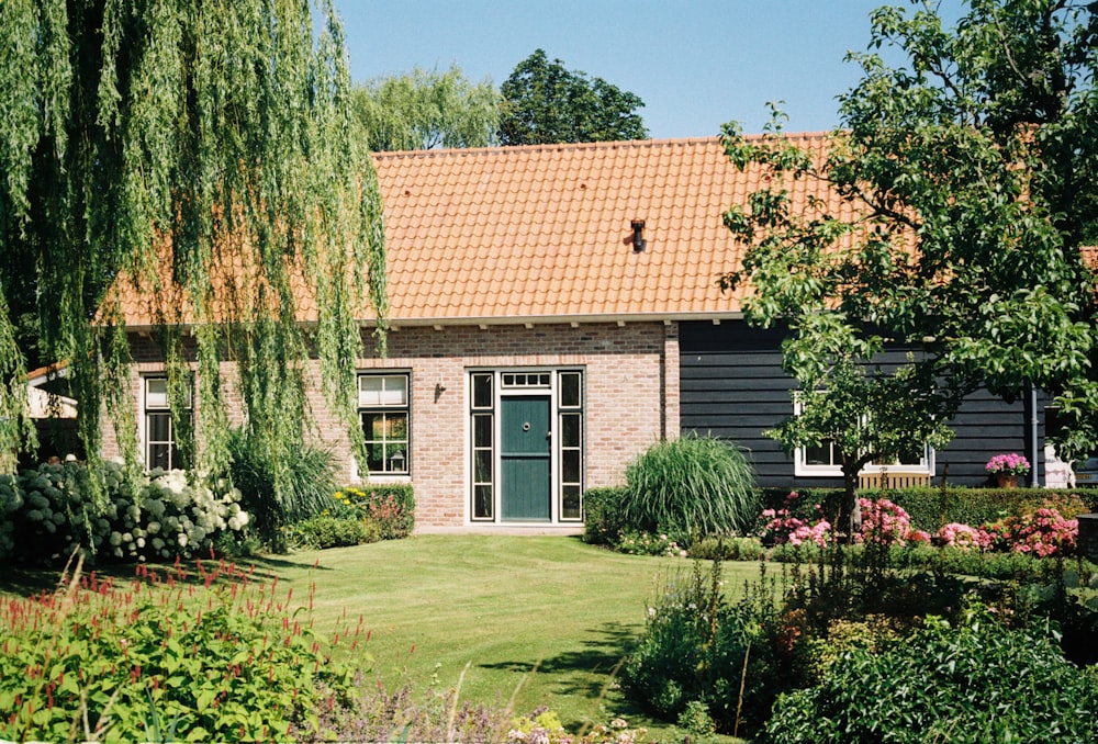 une maison avec une grande cour avant