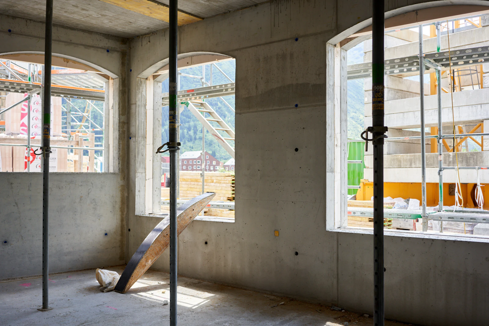 Rohbau mit Gerüst und Betonstruktur