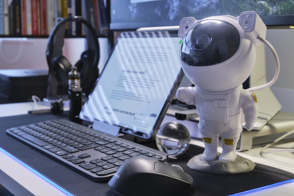 Un robot in piedi accanto a un laptop